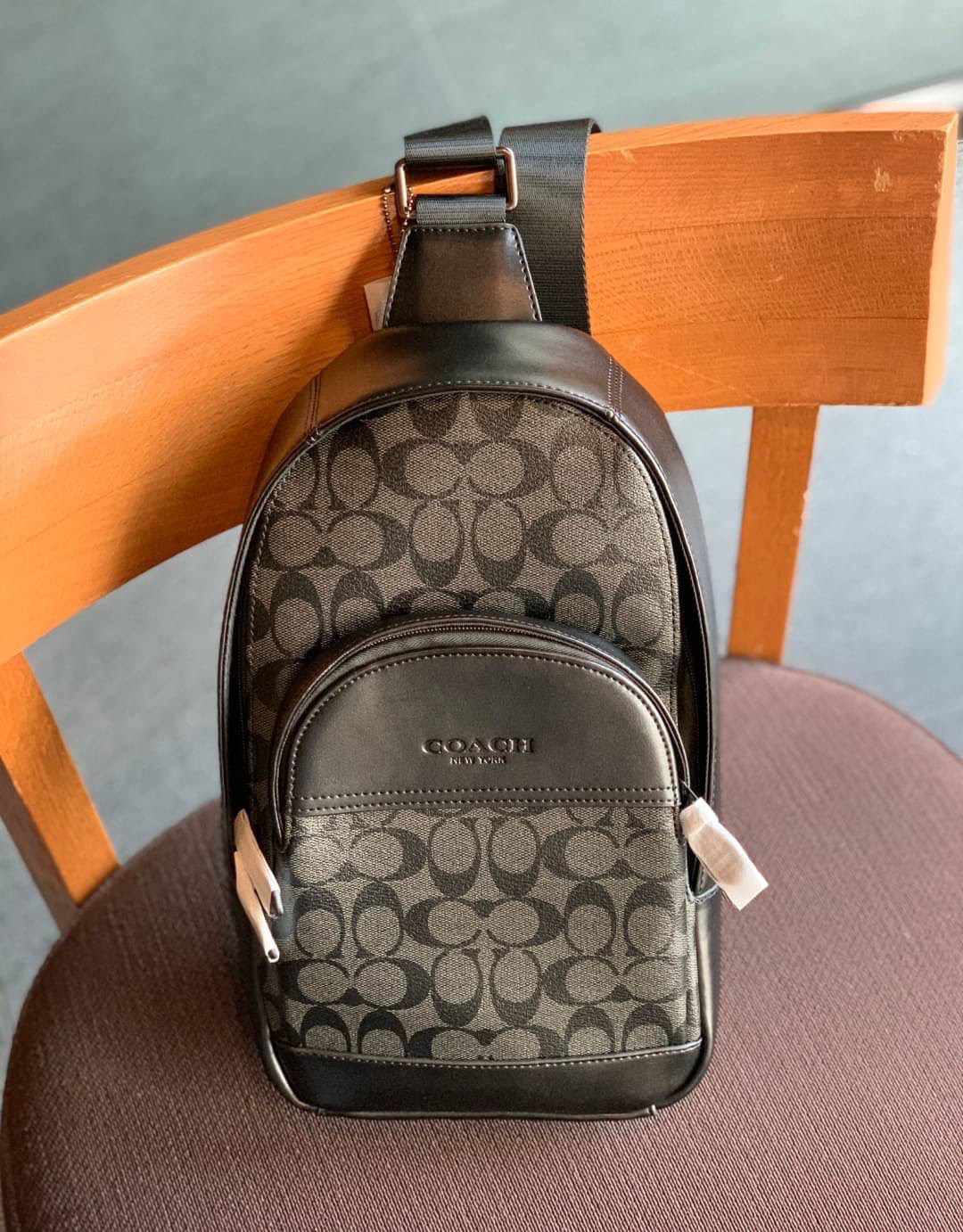 COACH CHARLES PACK IN SIGNATURE ((39942)) กระเป๋าคาดด้านหลัง//หรือคาดอกด้านหน้า ตามความชอบเลยค่ะ หนังแท้สวย ด้านหน้ามีให้หนึ่งช่องซิปใส่มือถือลงไปได้ค่ะ ช่องหลักแบบซิปคู่ ภายในโล่งลึกใส่สัมภาระจำเป็นในชีวิตประจำวันได้เยอะเลยนะคะ;มีช่องโล่งให้ใส่ของจุกจิกอ