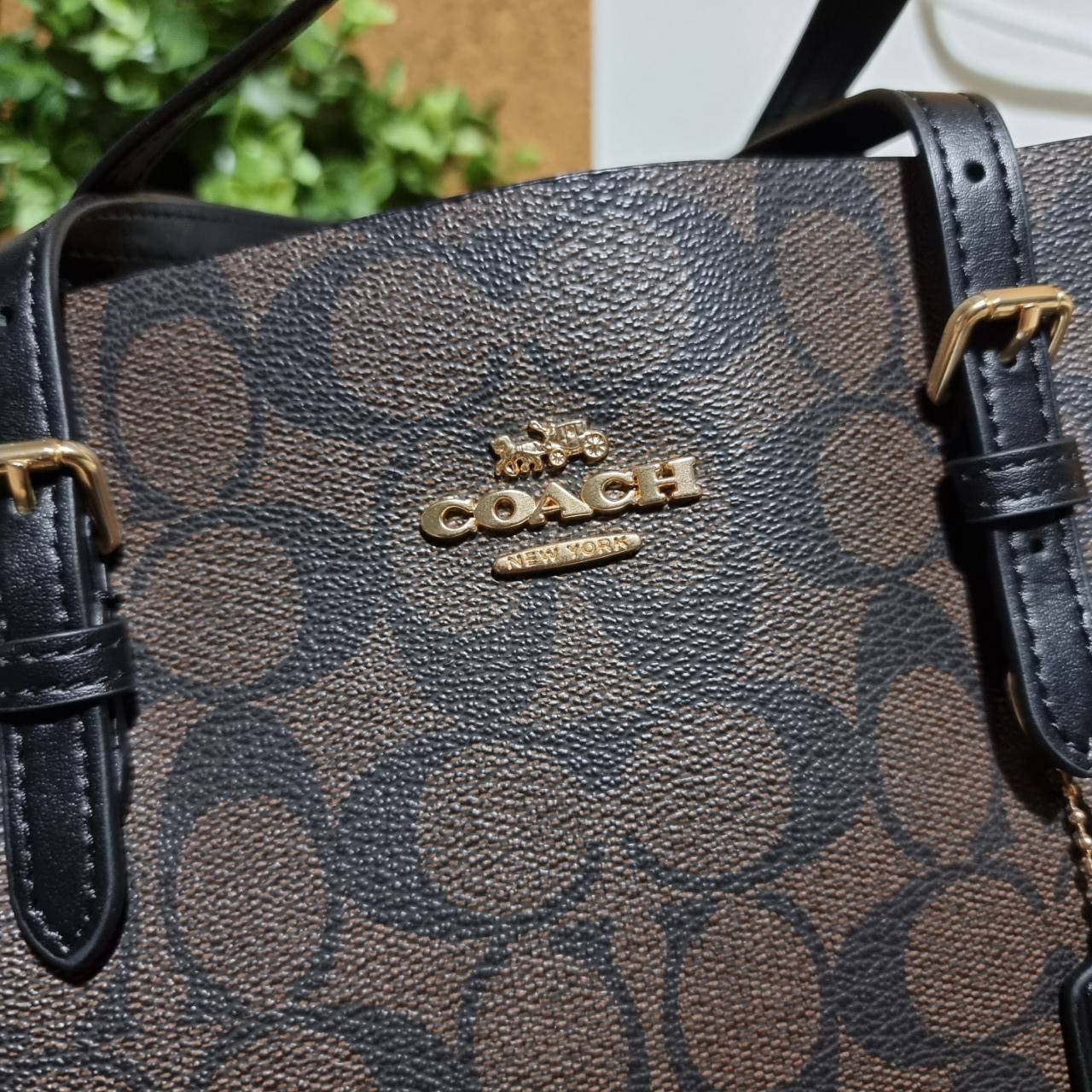 COACH C4250 MOLLIE TOTE 25 IN SIGNATURE CANVAS น้องมาแล้วจ้าาา ใหม่ล่าสุด กระเป๋าโท้ทไซส์เล็กที่สาวๆตามหา ดีไซน์คลาสสิคเหมือนเดิม เพิ่มเติมคือสะดวกขึ้นเยอะ!! ย่อส่วนมาจากใบใหญ่เป๊ะๆ น่ารักน่าใช้มากๆ วัสดุหนังแคนวาสเคลือบลาย ภายในโล่งกว้าง มีช่องซิปกลางใส่