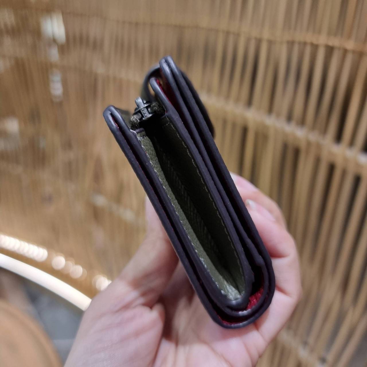 COACH 6390 MEDIUM CORNER ZIP WALLET เดอะเบสท์รุ่นที่สาวๆตามหา!! ดีไซน์ใหม่ สวยสะกด!! กระเป๋าสตางค์ใบกลาง สีคลาสสิค เรียบแต่แฝงความหรู บอกเลยว่ามันละมุนมาก!! ด้วยวัสดุหนัง crossgrain ที่ดูแลรักษาง่าย และยังดูผู้ดี ถือใช้แล้วขับผิวทุกสี ภายในมีช่องใส่บัตรแล