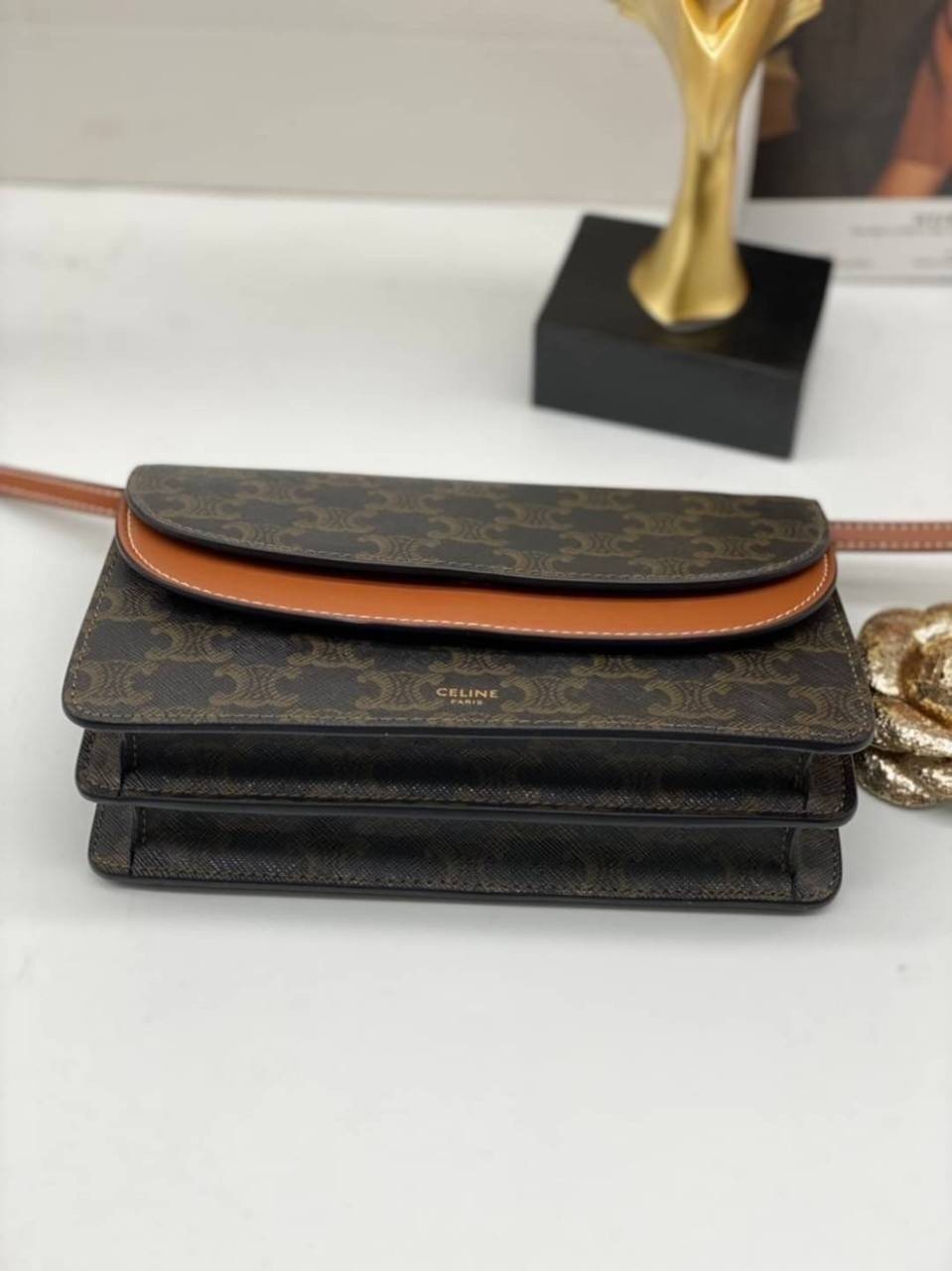 CELINE WALLET ON STRAP / CELINE TRIOMPHE CLUTCH กระเป๋าสะพายข้างใบเล็กสวยคลาสสิค สวยตะโกน งานเป๊ะปัง มีสายสะพายหนังสีน้ำตาล ถอดสายออกเพื่อเป็นกระเป๋าถือทรงคลัชท์เปลี่ยนลุคช์ ลวดลายtriomphe ความเป็นแบรนด์ CELINE ได้อย่างชัดเจน ให้ความรู้สึกที่ดูวินเทจ ที่ส