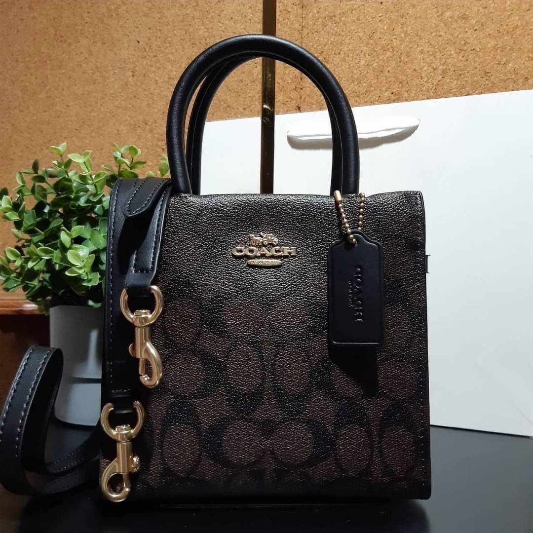 COACH 5693 MINI CALLY CROSSBODY IN SIGNATURE CANVAS กระเป๋าครอสบอดี้โท้ทมินิไซส์ รุ่นใหม่สุดฮอต!! ใบจริงคือน่ารักม้ากกกก!! สวยอยู่ทรง น่ารักน่าใช้ วัสดุหนังแคนวาสเคลือบลาย ปากกระเป๋ามีกระดุมแม่เหล็ก มาพร้อมหูจับในตัวและสายสะพายข้าง ถอดออกหิ้วเก๋ๆก็ได้ หรื