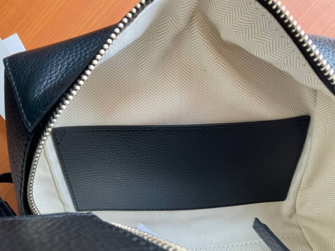 TORY BURCH KIRA PEBBLED SATCHEL BAG รุ่น 74650 กระเป๋าสะพาย Crossbody หนัง togo อะไหล่ทอง ทรงสวยสุดฮิต เป็นรูปทรงใหม่ มาแรงที่สุดในตอนนี้!! สัมผัสนุ่มมือ ตั้งอยู่ทรง ออกแบบเก๋ไก๋ สามารถปรับใช้ได้ 2 แบบ ไม่เหมือนใคร เปิดปิดด้วยซิป ภายในบุผ้าอย่างดี ช่องหลั