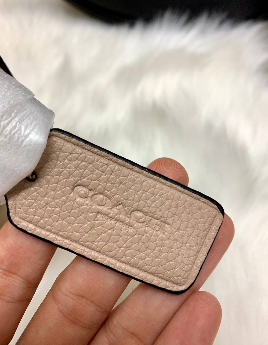 COACH Camera Bag In Colorblock ((C4056//C4156)) พร้อมส่งค่ะ! กระเป๋าทรงกลม ใบน่ารัก ขนาดพอดีลำตัว บวกกับเป็นหนังแท้นิ่มอย่างดี น่าใช้มากๆเลยทีเดียว ด้านหน้ามีโลโก้แบรนด์รถม้า เปิดปิดกระเป๋าแบบซิป ภายในใส่มือถือได้ทุกรุ่น;กระเป๋าเงินใบกลางได้;ของสำคัญจุกจิ