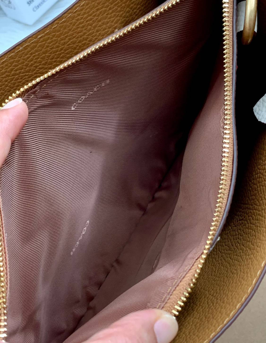 COACH C3889 TYLER CARRYALL 28 IN SIGNATURE CANVAS ((C3460//C3889)) รุ่นยอดฮิตที่สาวๆหลายคนเรียกร้อง กับกระเป๋าถือ/สะพายทรงสวย ที่มาพร้อมสายสะพายไหล่ในตัว และสายครอสบอดี้สำหรับสะพายข้าง ตัวกระเป๋าถูกแบ่งเป็นสัดส่วนสวยงาม มีช่องซิปกลางที่ใหญ่พอสมควร และยังม