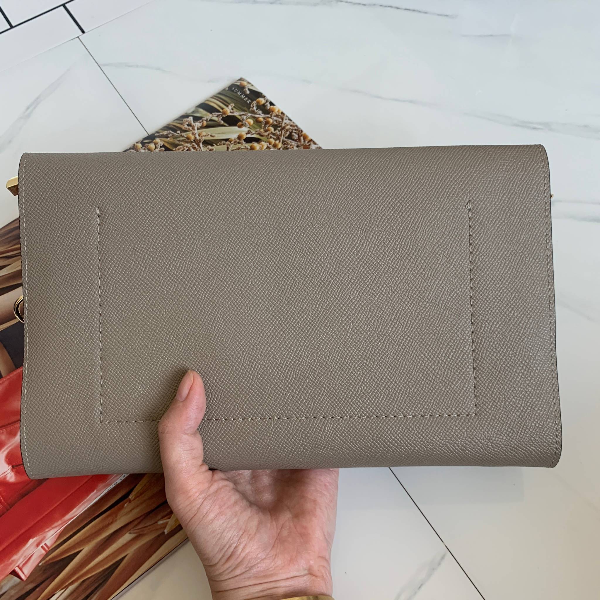 คลัชมาใหม่ สัปดาห์นี้ค่า ‘ Stair ‘ Clutch bag ✔️รอบนี้เข้าเพิ่มอีก 5 ลายเลยน๊า หลังจากปล่อยคอลเลคชั่นแรกออกไปแล้วได้รับความนิยมมากๆ รอบนี้จัดเฉดสีกลางๆ ให้แมทช์ง่ายกับชุดด้วยค่า **หนังวัวแท้ค่า