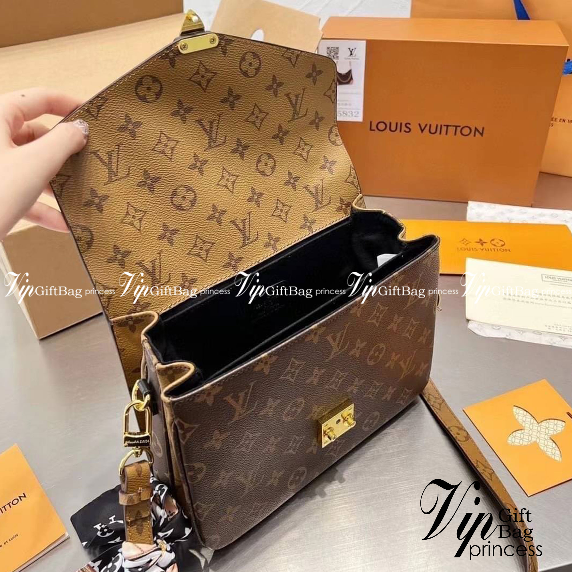 LV Monogram Reverse Pochette Metis / LV Pochette Metis กระเป๋าสะพายไอเท็มนำแฟชั่นที่น่าดึงดูดใจ ทรงกะทัดรัดและใช้งานได้สะดวก หนังแคนวาสอย่างดี ลาย Monogram เปิด-ปิดแบบกดล็อคอะไหล่สีทองสวยงาม