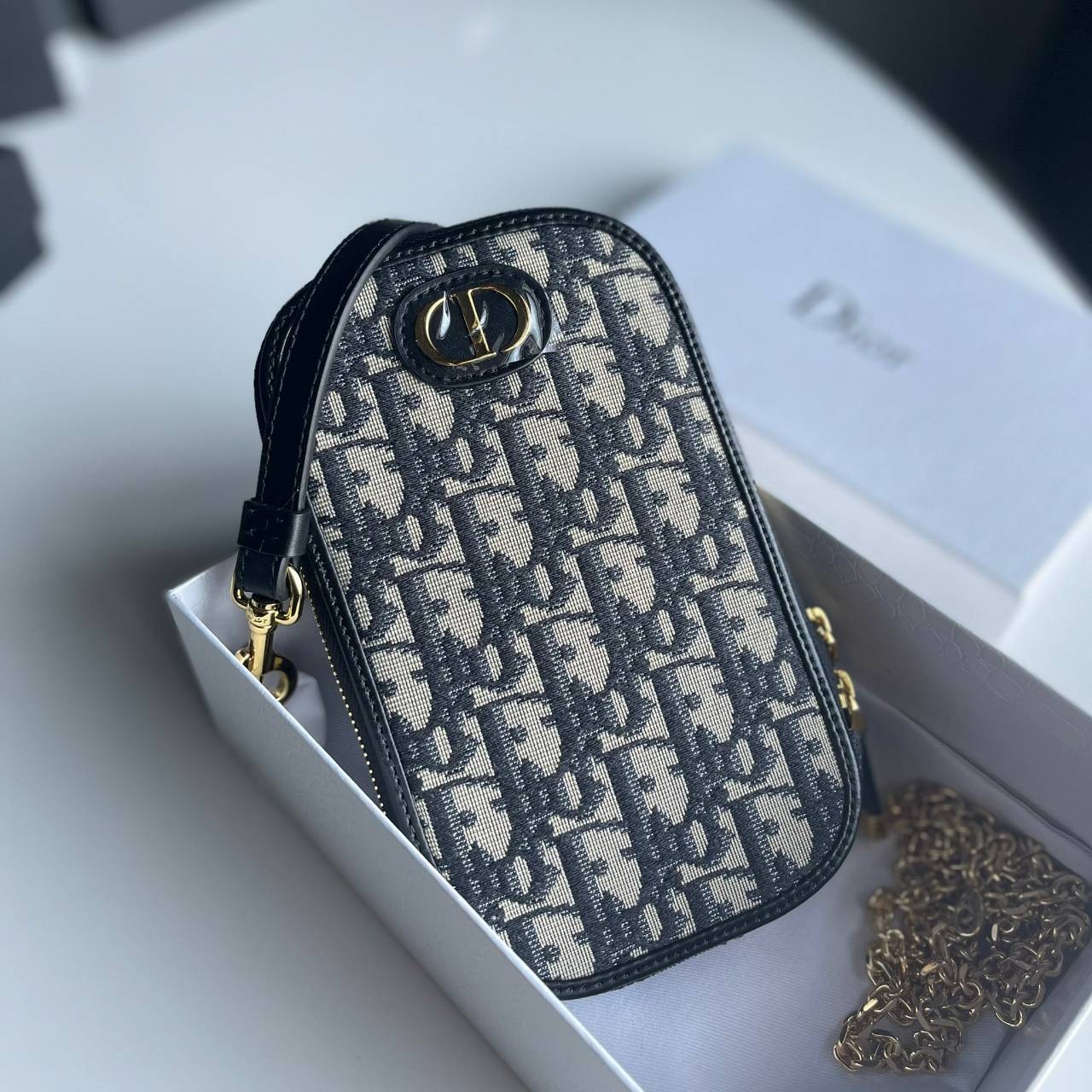 DIOR Phone Bag / DIOR 30 Montaigne Phone Holder Blue Dior Oblique Jacquard เกรดใช้งานสลับของแท้ เกรดออริจินอล กระเป๋าใส่โทรศัพท์ติดโลโก้ CD สีทองด้านหน้ากระเป๋า มีสายโซ่สีทองแบบยาวที่สามารถสะพาย crossbody ได้ และสายหนังเอามาหิ้วเก๋ๆ ก็ได้นะคะ สายทั้ง 2 สา