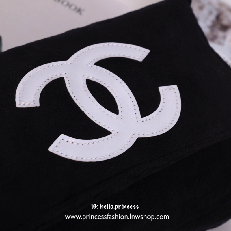 Chanel Beaute Crossbody Bag กระเป๋าสะพาย VIP GIFT ของแท้ จาก Chanel Cosmetic แท้💯 วัสดุขนวูลหนานุ่ม ตัดโลโก้แบรนด์หนังสีขาวสวยโดดเด่น น้ำหนักเบา เปิดปิดด้วยฝาปิดกระดุมแม่เหล็ก ใบใหญ่กำลังดี ใส่ iPad, กระเป๋าสตางค์ใบยาว, และของจุกจิกได้เยอะ มาพร้อม