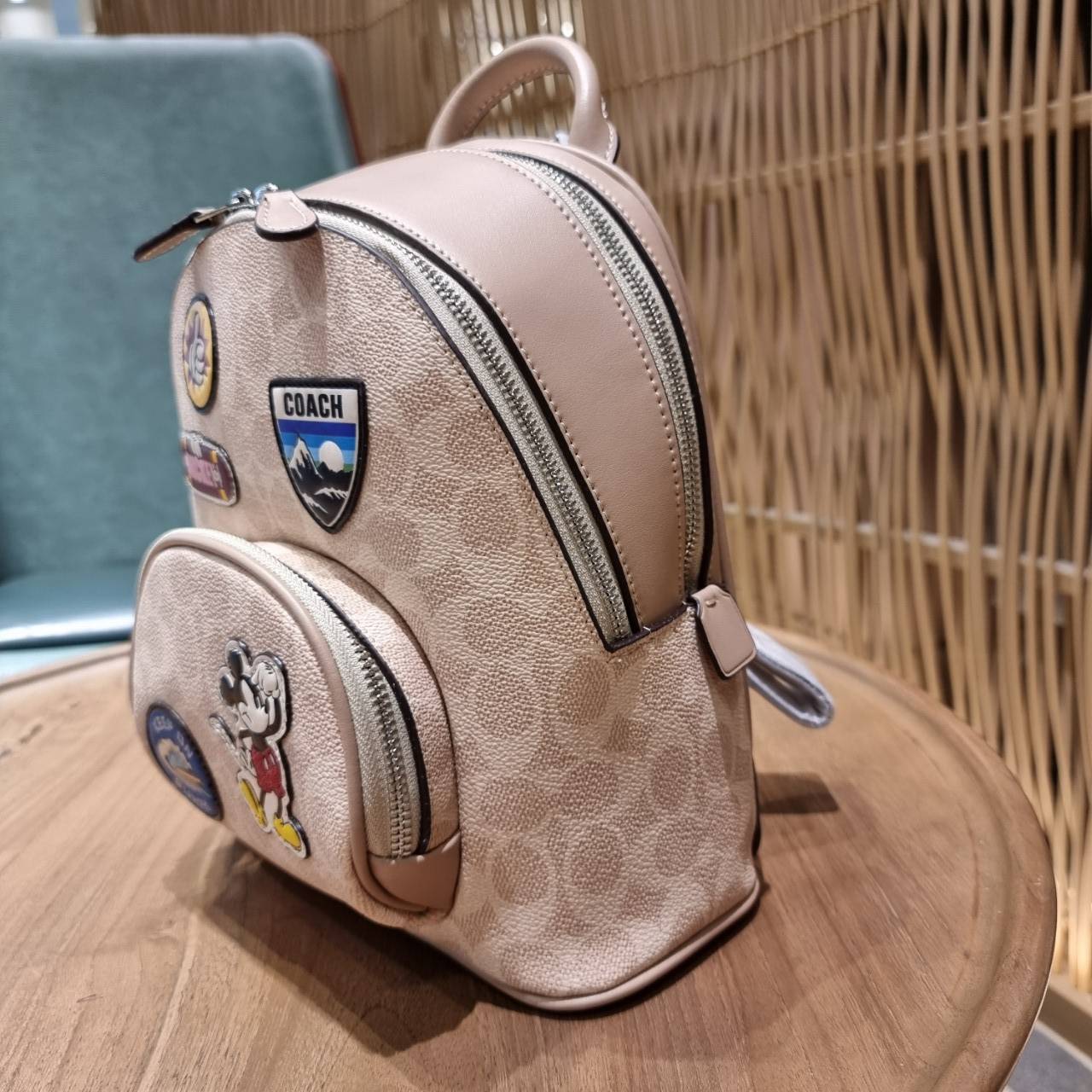 COACH 3892 DISNEY MICKEY MOUSE x COACH SIGNATURE SMALL BACKPACK เป้รุ่นลิมิเต็ดสุดหายาก!! คิ้วท์ๆ น่ารักน่าใช้มากๆ ด้วยดีไซน์ที่โดดเด่น 🎒💓 วัสดุหนังแคนวาสคุณภาพดี มีช่องซิปแยกให้หลายช่อง สายสะพายปรับได้ตามถนัด รุ่นนี้ขับผิวดีมากๆ ถ่ายรูปได