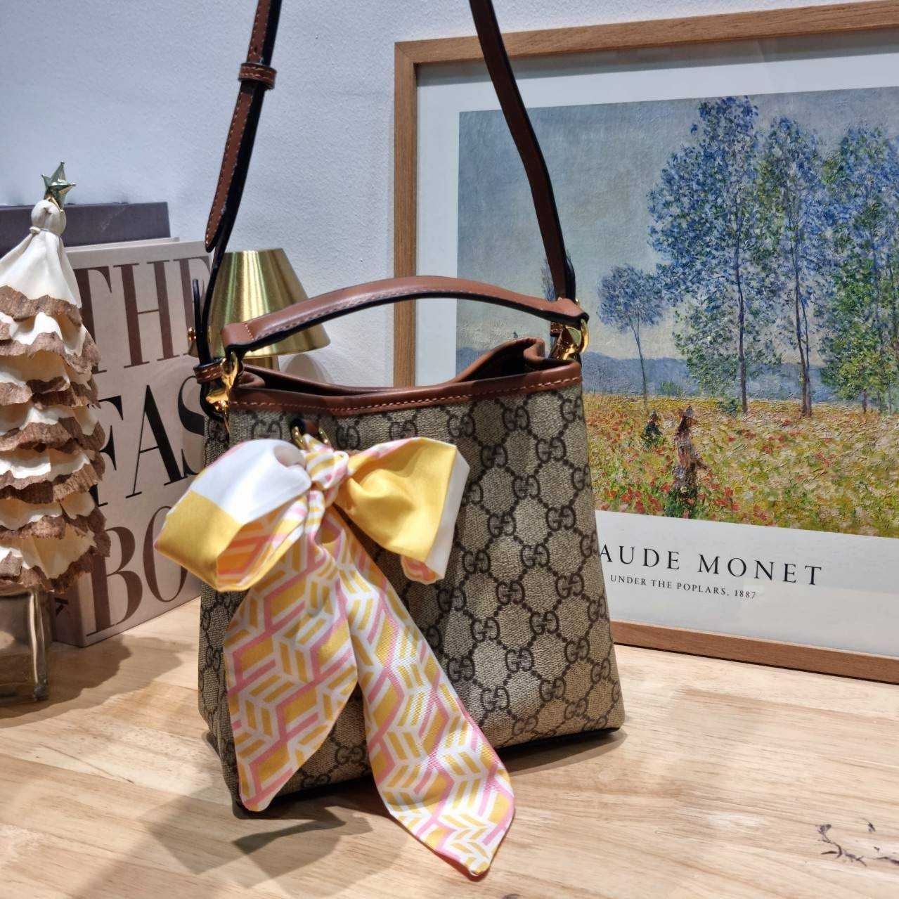 GUCCI GG Emblem mini bucket bag ดีไซน์คลาสสิคคงความเอกลักษณ์ กับรูปแบบใหม่กระเป๋าถือ/สะพายทรงบัคเก็ต ขนาดกำลังน่าใช้มากๆ