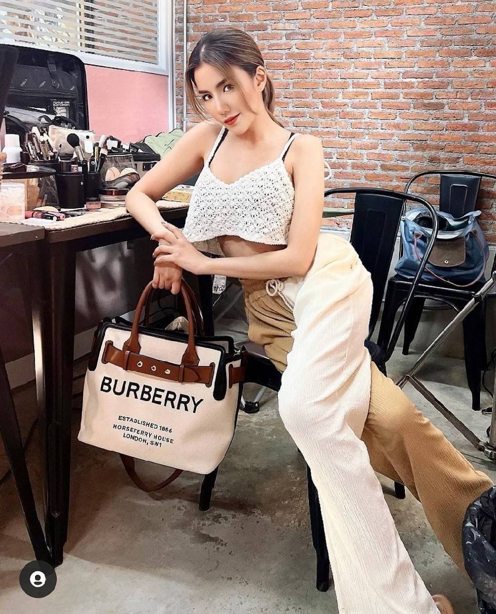 BURBERRY FRAGRANCES TOTE BAG อีกหนึ่งไอเท็มหายาก วัสดุ Canvas & Leather Calfskin ดีไซน์สวยมีเอกลักษณ์คาดด้วยสายหนังประดับกระดุมทองด้านหน้า หูจับหนังแท้จับถนัดมือ สายสะพายยาวหนังแท้ถอดได้ปรับระดับได้อะไหล่แบรนด์ ภายในโล่งกว้างมีช่องใส่ของใส่เอกสารA4 กระเป๋