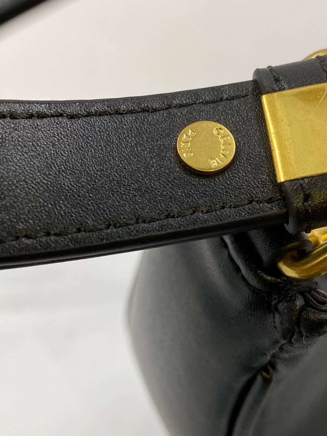 CELINE AVA TRIOMPHE SOFT BAG IN TRIOMPHE CANVAS AND CALFSKIN / CELINE SHOULDER BAG รุ่นใหม่ล่าสุดดีไซน์สวยหรู หนังสวยอยู่ทรง ภายในโล่งกว้างและจุสามารถใส่มือถือ กระเป๋าสตางค์ ของใช้ได้เยอะ