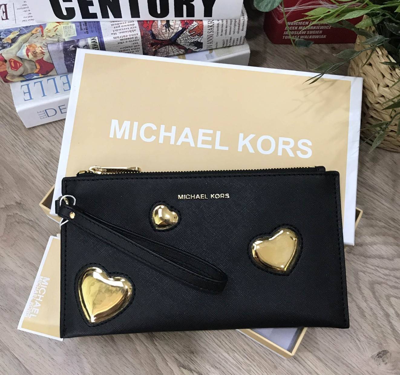 NEW ARRIVAL! Michael Kors Jet Set Travel Large Heart Clutch 2018 กระเป๋าคลัชรุ่นใหม่ล่าสุดขนาดกำลังดีด้านหน้าประดับโลโก้แบรนด์อะไหล่ทองแต่งด้วยหัวใจสวยโดดเด่น เปิดปิดด้วยซิปมาพร้อมสายคล้องมือ ภายในมีช่องใส่บัตร สามารถใส่กระเป๋าสตางค์ iphone8+ได้ ภาพถ่ายจา
