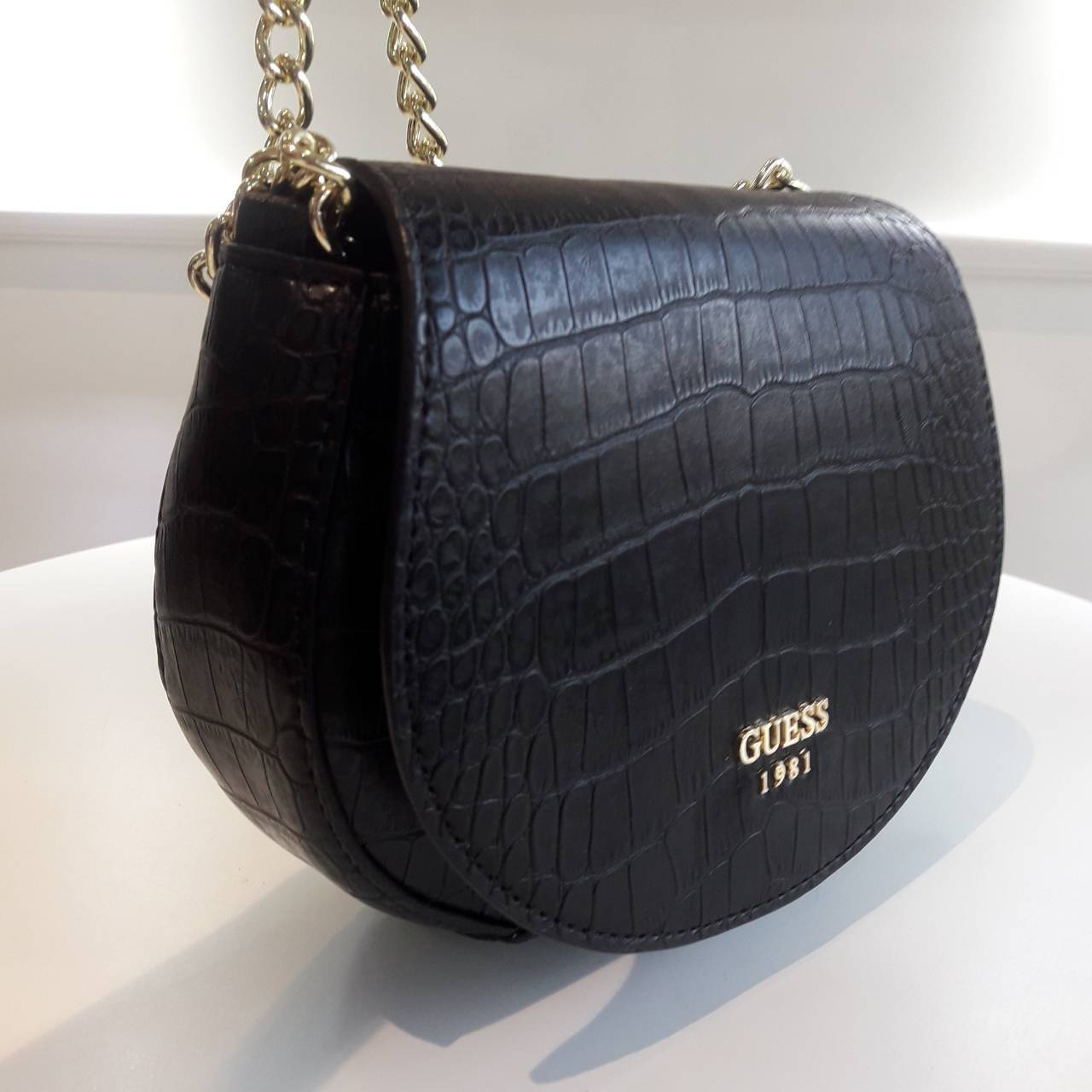 Guess croc crossbody bag กระเป๋าสะพานดีไซน์เก๋ ทรงน่ารัก ฝาพับโค้งดีไซน์สวย ด้านหนังปั๊มลาย croc ประดับ logo brand สีทอง เปิดปิดด้วยกระดุม มีช่องเล็กลับใส่บัตรได้ ช่องใหญ่บุผ้า ลายแบรนด์ มีช่องใส่ของแยก ใส่มือถือได้ทุกรุ่น มาพร้อม สายยาวโซ่ต่อหนัง ใบนี้เห