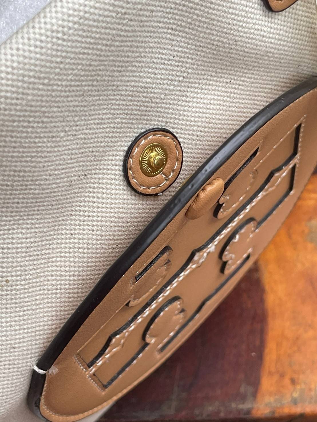 Tory Burch Ella maxi Logo Canvas Mini Tote Bag Collection นี้เป็นกระเป๋าที่ตอบโจทย์สาววัยทำงานอย่างมาก ด้วยโทนสีที่สุภาพ เรียบหรู อีกทั้งยังมีขนาดกำลังดีไม่ใหญ่จนเกินไปและยังบรรจุของได้จำนวนมาก จึงสามารถหิ้วไปทำงาน ชอปปิง หรือจะใช้เป็น Everyday Bag ในชีวิ