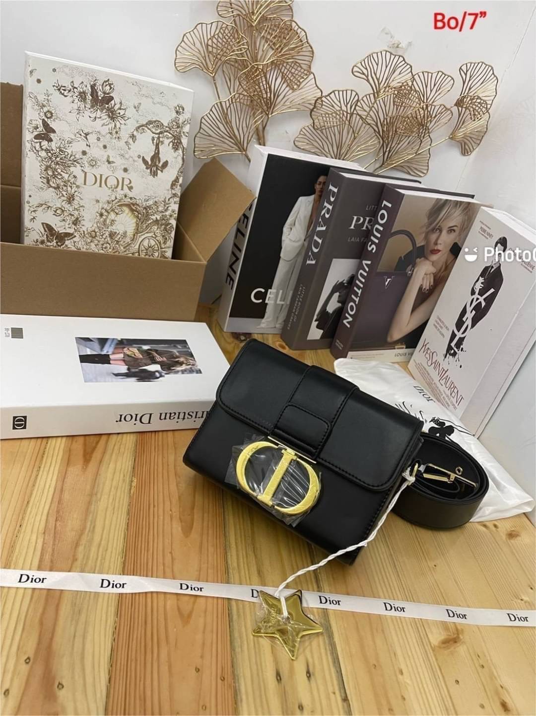 Dior 30 Montaigne Box Bag 7" / DIOR MINI BAG กระเป๋าสะพายดิออร์ เอกลักษณ์ของความหรู ไซส์มินิทรงสี่เหลี่ยมสวยหรูอยู่ทรงเปิดปิดด้วยฝาปิดโลโก้แบรนด์อะไหล่ทอง ภายในโล่งมีโลโก้สามารถใส่มือถือของใช้จุกจิกได้