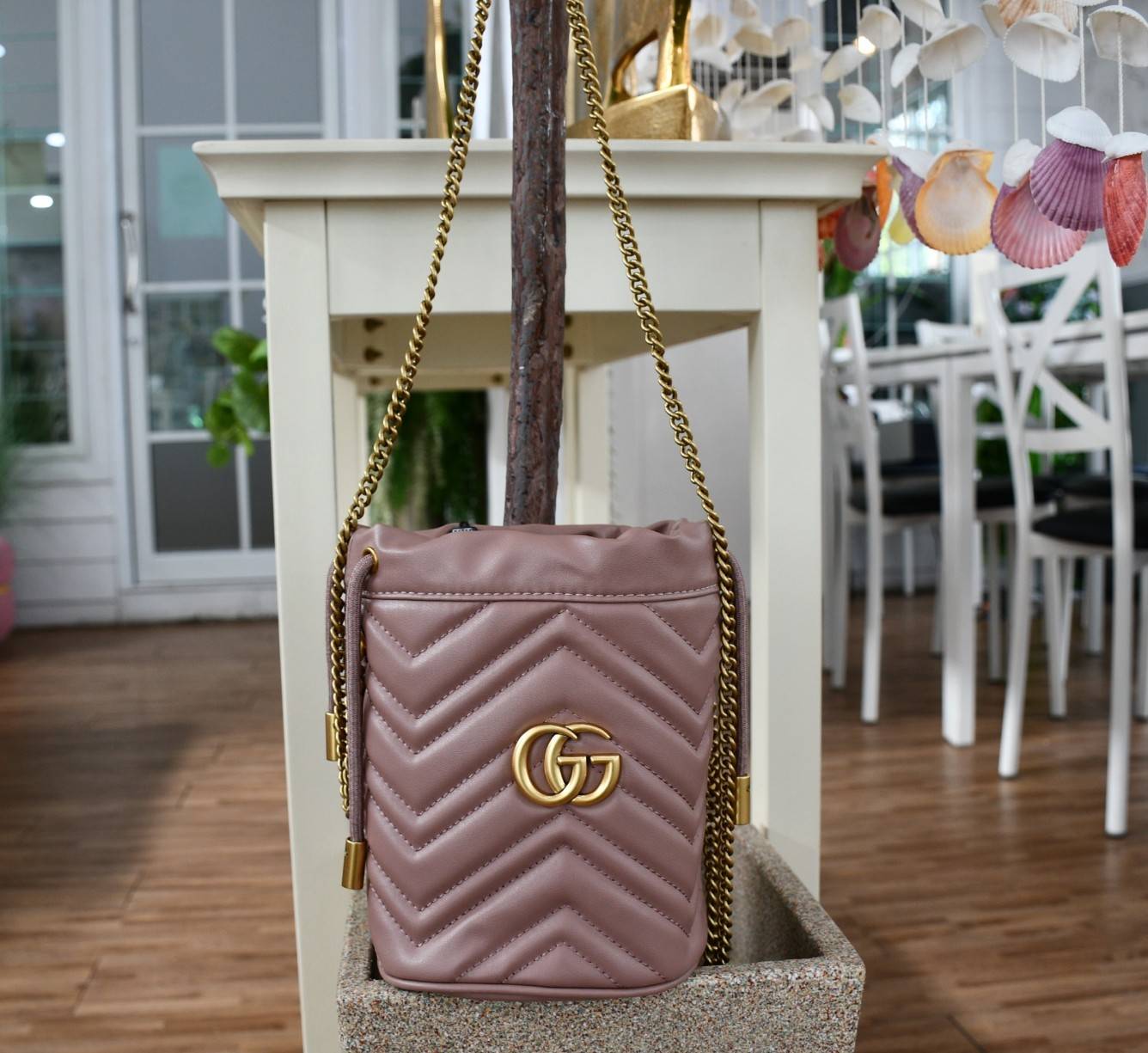 VIP 】Gucci GG Marmont mini bucket bag กระเป๋าสะพายข้าง Premiumgift วัสดุหนังแท้ ด้านในโล่ง มีช่องใส่บัตร3ช่อง ใส่กระเป๋าตังค์ ใส่โทรศัพท์ Iphone+ ได้ สายโซ่ยาว Crossbody ได้ ถอดสายได้ น้ำหนักเบา มาพร้อมถุงผ้าแบรนด์ ใบนี้คือที่สุด คุณหนูมากมาย ไม่ควรพลาดเล