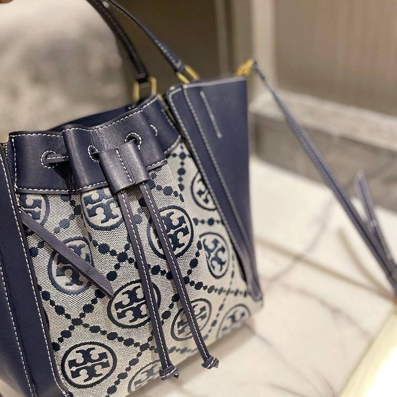 Tory T Monogram Mcgraw Dragonfly / Tory burch bucket กระเป๋าถือหรือสะพายไหล่ วัสดุหนัง Jacquard อะไหล่ทอง ทรงปีก เปิด-ปิด ด้วยกระดุมแม่เหล็ก ด้านในโลง มี 2ช่องเล็ก จุของได้เยอะ น้ำหนักเบา สายสะพาย crossbody ได้ ปรับระดับได้