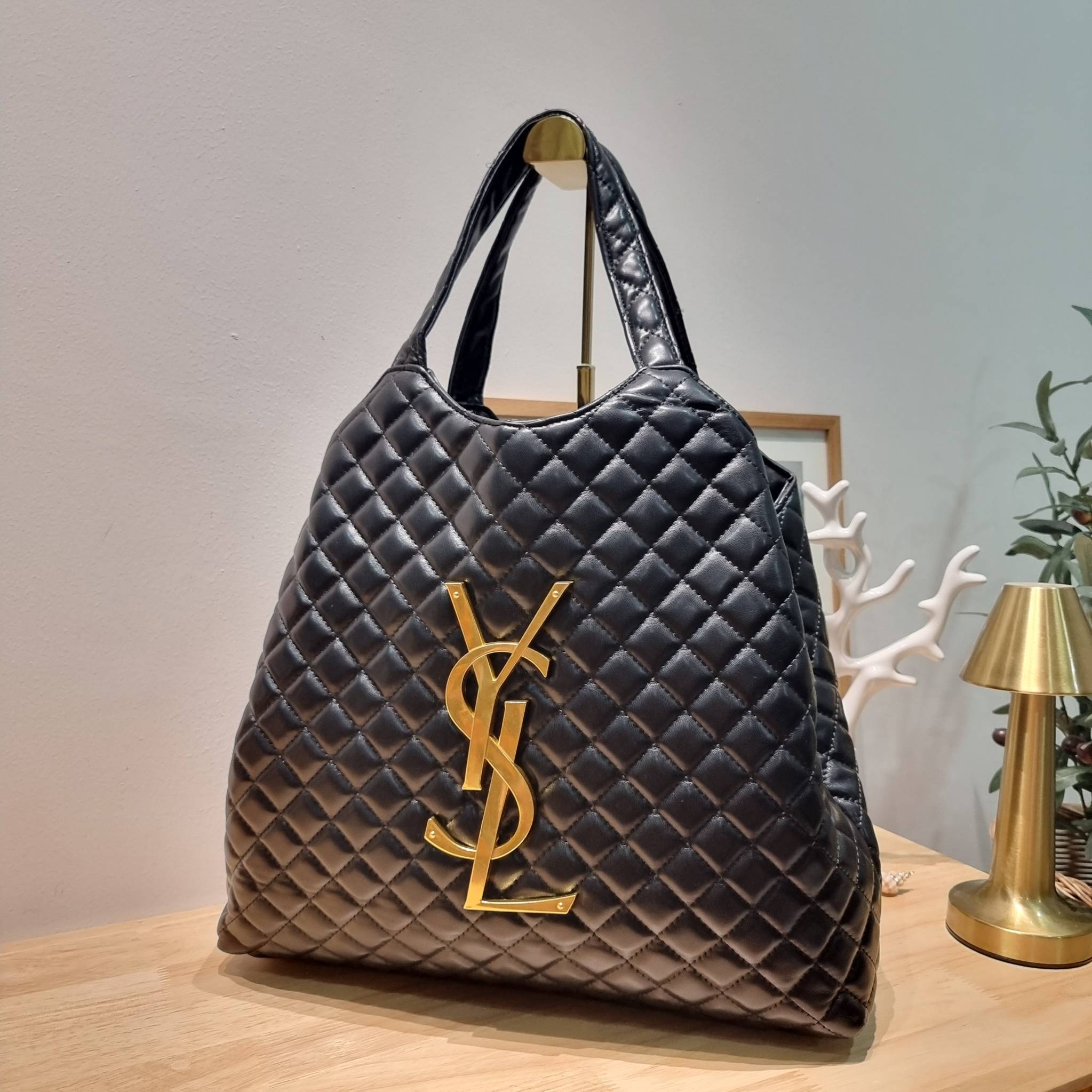 YSL tote bag / YSL ICARE MAXI SHOPPING BAG พร้อมส่ง 3 สี กระเป๋าใบใหญ่ทรงโท้ท ที่เอาอยู่ทุกลุค จุของได้แบบไม่ต้องกังวล พิเศษแถมใบลูกให้อีกใบ คุ้มค่ามากๆบอกเลย