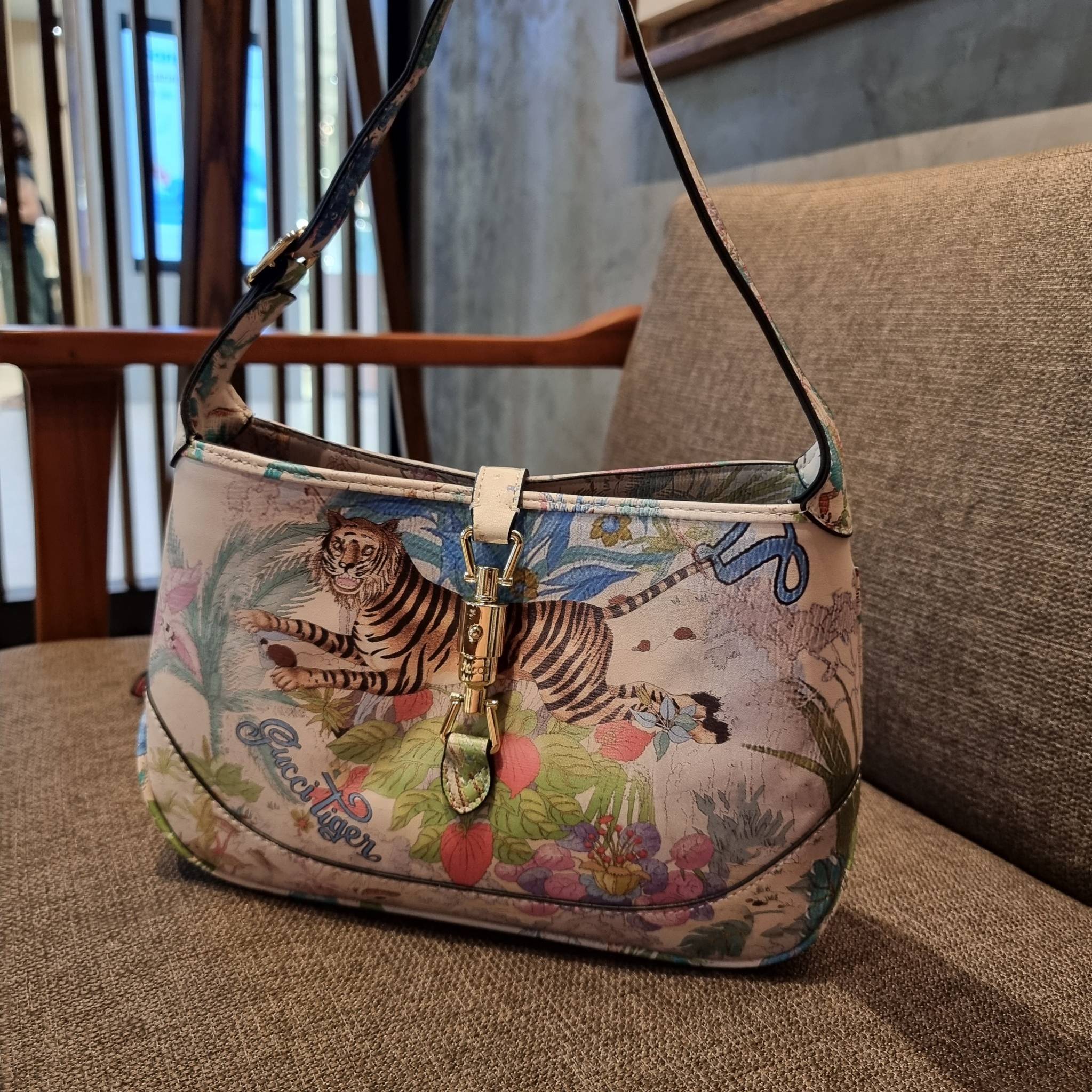 GUCCI SHOULDER BAG โปรเจคฉลองปีเสือ ปังฉุดไม่อยู่!! คอลเลคชั่นยอดฮิต GC multi bag ไซส์ใหญ่น่าสะพาย ดีไซน์ลวดลายชิคมากๆ!! โดดเด่นไม่ซ้ำใคร กับกระเป๋าสะพายวีไอพี พรีเมี้ยมกิ๊ฟที่จะทำให้หลงรักกันไปแบบสุดๆ มีดีเทลแฝงความหรูในตัว วัสดุหนังสังเคราะห์พรินท์ลายคม