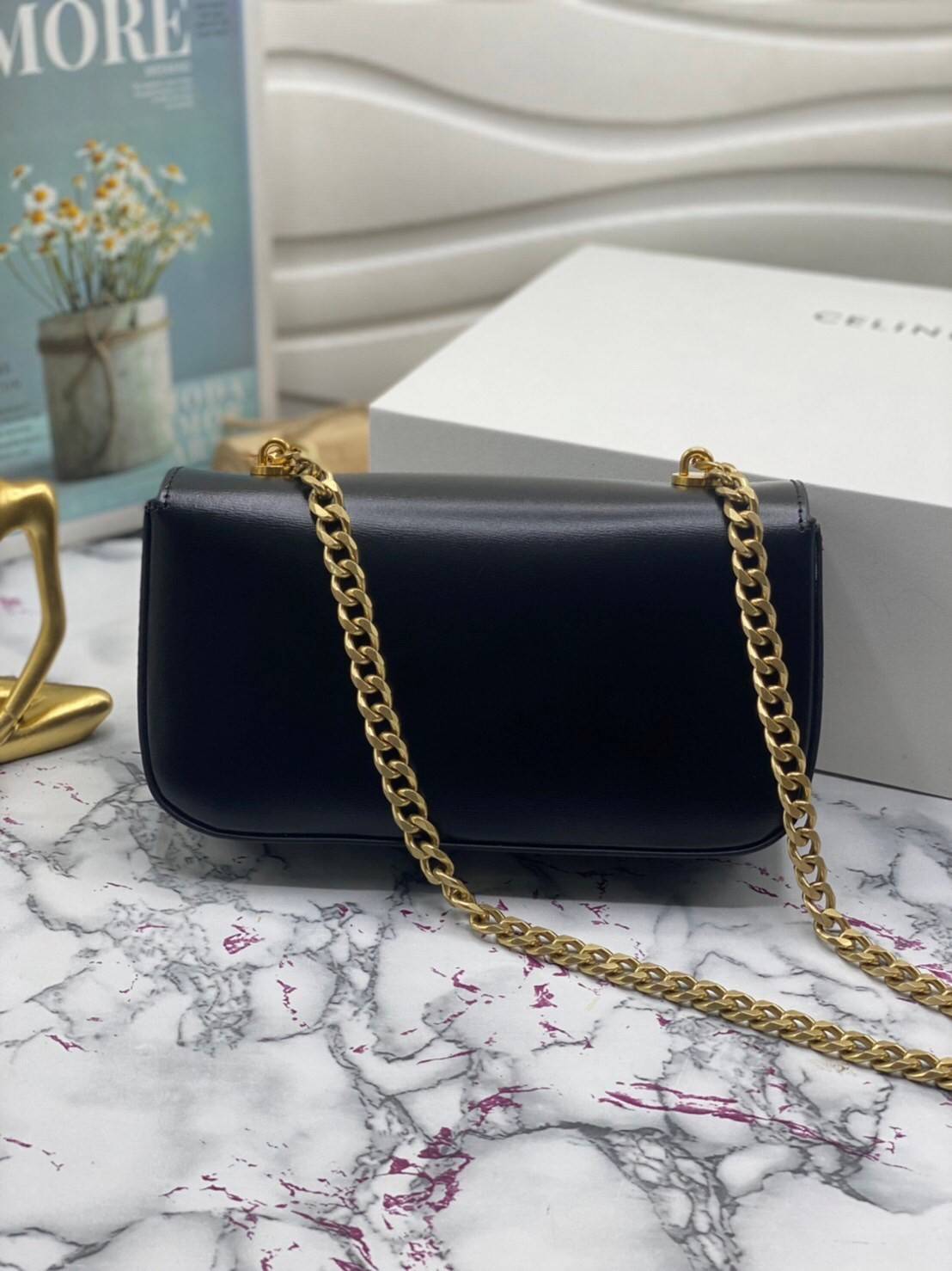 หนังแท้ CELINE CHAIN SHOULDER BAG / CELINE TRIOMPHE พร้อมส่งที่ไทย กระเป๋าเรียบหรูและดูทันสมัย ให้คุณเลือกสะพายในชีวิตประจำวันเข้ากับการแต่งตัวสบาย ๆ หรือจะสะพายออกงานปาร์ตี้สังสรรค์ก็ช่วยให้คุณดูโดดเด่น มีรูปทรงที่ดูแข็งแรงจึงไม่เสียรูปทรงแม้ใส่ของจำนวนม