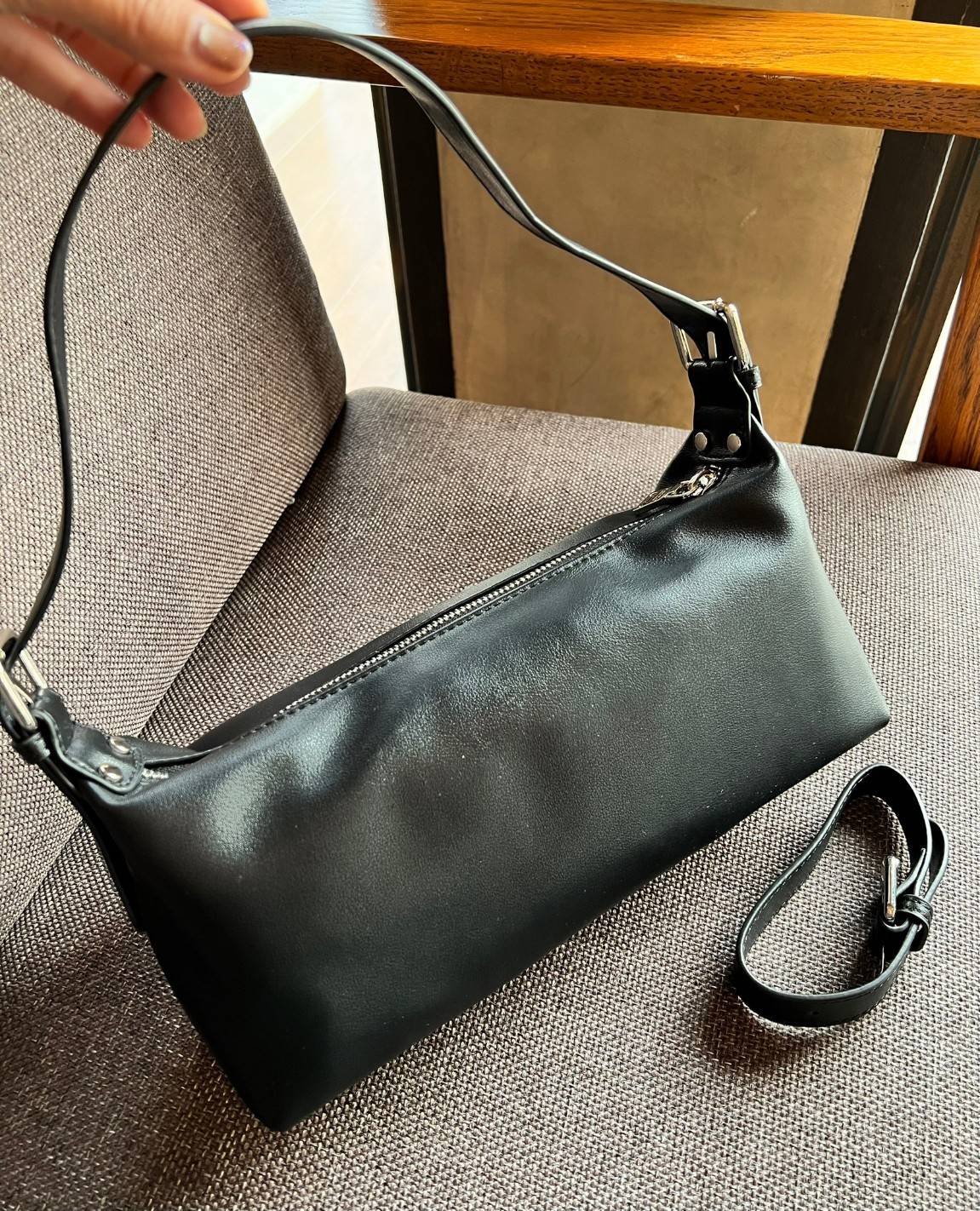 PRADA LEATHER SHOULDER BAG ใบเดียวเอาอยู่ตลอดวันเลยค่ะ! รุ่นนี้ใช้หนังอย่างดี หนังนิ่มซอฟมากๆ หลงรักแน่นอน!!