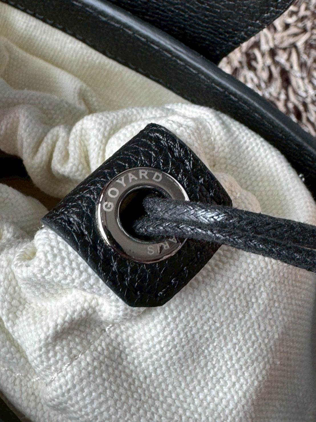 Goyard Beluga Mini Bag กระเป๋าสะพายทรงบัคเก็ต หูจับในตัว ภายในเป็นเชือกรูด น่ารักเกินต้าน เหมาะมากกับสาวๆสายแต่งตัวน่ารัก ขนาดกำลังพอดีไม่เล็กไม่ใหญ่เกินไป ควรมีมากค่า