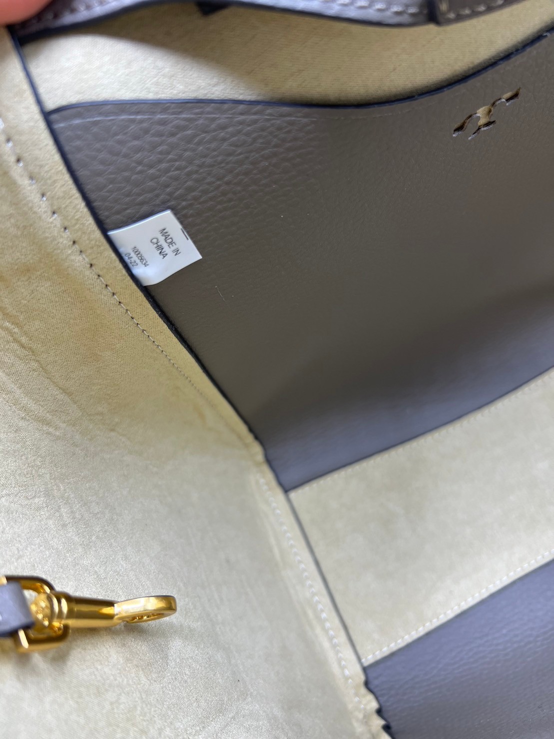 Tory Burch McGraw Leather Tote Bag / Tory Double T Tote Bag / TORY TOTE BAG พร้อมส่ง 4 สี กระเป๋าสะพายทรงโท้ท จุของได้เยอะใบนี้ตอบโจทย์ได้ดีมาก โทนสีเรียบง่าย แฝงไปด้วยความดูดี สุขุมและเป็นผู้ใหญ่