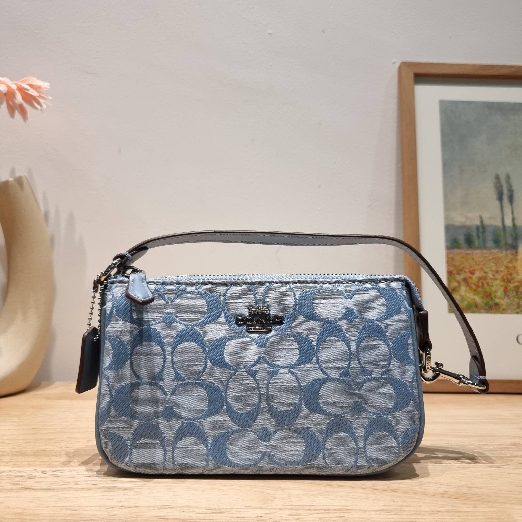 COACH Nolita 15 In Signature Chambray CI027 พร้อมส่ง คอลเลคชั่นใหม่ น่ารักน่าใช้ ในสไตล์คลาสสิค กระเป๋าทรงพอชขนาดมินิ สาวๆเห็นใบจริง ยังไงก็ต้องหลงรักไอเท็มนี้แน่นอนจ้า