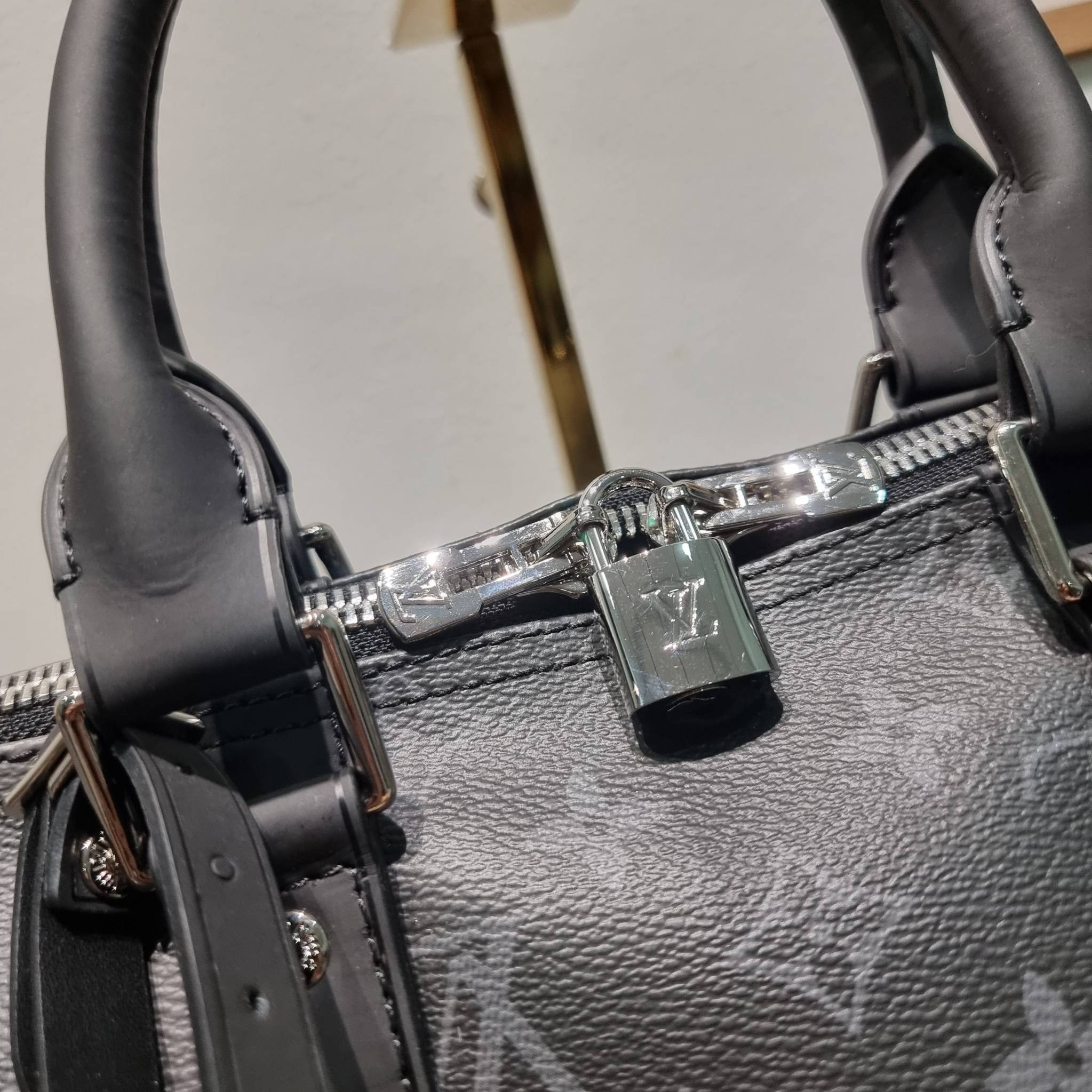 LV KEEPALL BANDOULIERE MONOGRAM ECLIPSE REVERSE กระเป๋าเดินทางสุดคลาสสิค ทึ่ใครๆก็เฝ้ารอ ไอเท็มที่จะทำให้การเดินทางไม่ธรรมดาอีกต่อไป ด้วยดีเทลความเป็นเอกลักษณ์ เรียบแต่หรู วัสดุหนังแคนวาสคุณภาพดี ลวดลายโมโนแกรม เปิด-ปิดด้วยซิปแน่นหนา มีกุญแจล็อคได้ มีสายส
