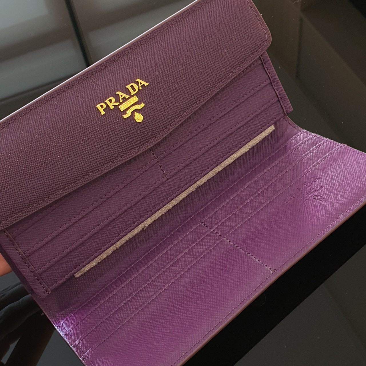 PRADA LONG WALLET กระเป๋าสตางค์รับทรัพย์ ทรงหรู จากแบรนด์ PRADA ลายหนัง SAFFIANO มีช่องใส่บัตร ถึง 12 ช่อง และช่องซิปใส่ของจุกจิกได้ น้ำหนักเบา จับถนัดมือ ขนาดกำลังดีคะ ถือแล้วดูดี อะไหล่ทองสุดหรู ใช้แล้วสวยแน่นอนค้า