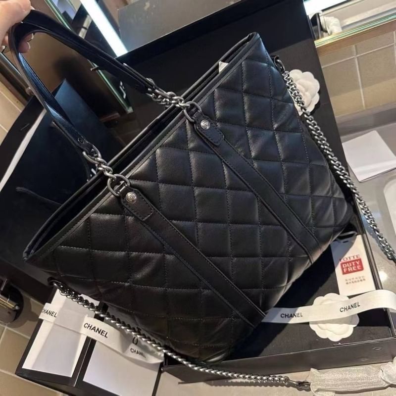 CHANEL Tote Leather Bag ต้อนรับเทศกาลท่องเที่ยวช่วงปีใหม่นี้ ใครมองหากระเป๋าสะพายไปเที่ยว ใบนี้น้องตอบโจทย์แน่นอน กับกระเป๋าทรงโท้ทสีดำคลาสสิก ดีไซน์โทนสีที่ใช้ได้กับทุกโอกาส