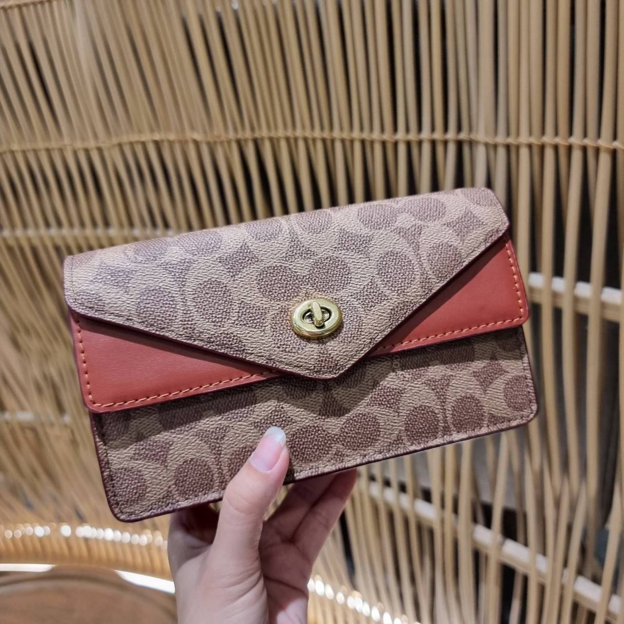 COACH C0838 ASTER CROSSBODY IN SIGNATURE CANVAS คอลเลคชั่นใหม่ล่าสุด กระเป๋าสะพายสวยอยู่ทรง ดีไซน์ไม่ซ้ำใคร จะสายคุณหนู สายถ่ายรูป ได้ใบนี้ไปยังไงก็ปังเว่อร์!! วัสดุหนังแคนวาสเคลือบลายสลับหนังแท้ เปิด-ปิดด้วยตัวบิดล็อค ชั้นในมีฝากระดุมปิดช่องย่อยอีกช่อง แ