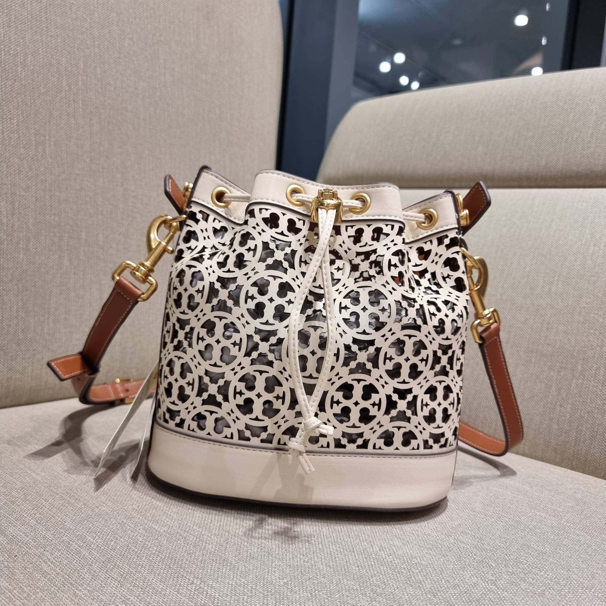 TORY BURCH T MONOGRAM LASER-CUT BUCKET BAG ใจบางที่สุดกับคอลเลคชั่นนี้ กับกระเป๋าสะพายทรงบัคเก็ต รุ่นชูโรงสุดฮิต ที่เพิ่มดีเทลความแพงด้วยการฉลุลวดลายโมโนแกรมรอบใบ ถักทอเป็นเส้นลายสานที่สวยงามมาก งานฝีมือจริงๆ วัสดุหนัง cowhide รูดเปิด-ปิดด้วยเส้นหนัง มาพร