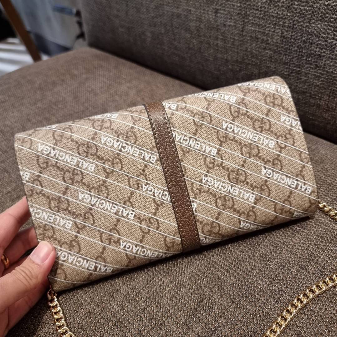 คลัชท์สุดหรูขึ้นแท่นต้องใบนี้เลย GG×Balenciaga woc bag กระเป๋าสะพาย crossbody เป็นคลัชท์ได้ในตัว ดีไซน์คลาสสิควินเทจ ดึงดูดและสะกดสายตาด้วยอะไหล่ดีเทลหรูของอะไหล่สีทอง วัสดุหนังแคนวาส ทนทาน ดูแลรักษาง่าย เปิด-ปิดด้วยอะไหล่เสียบล็อค ภายในแบ่งสัดส่วนลงตัวมา