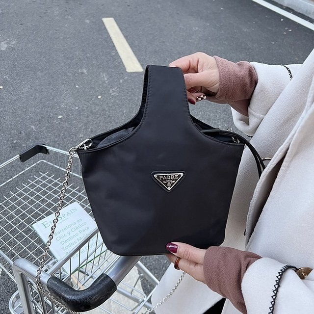 PRADA Tote Bucket Bag 2022 รุ่นใหม่พร้อมส่ง กระเป๋าทรง Handbag & Crossbody แบรนด์ Prada อีกรุ่นที่ขนาดกำลังน่ารัก ตัวกระเป๋าตั้งอยู่ทรงสวย กันน้ำ ด้านหน้าประดับโลโก้ อะไหล่เงิน สวยหรูเว่อร์วัง