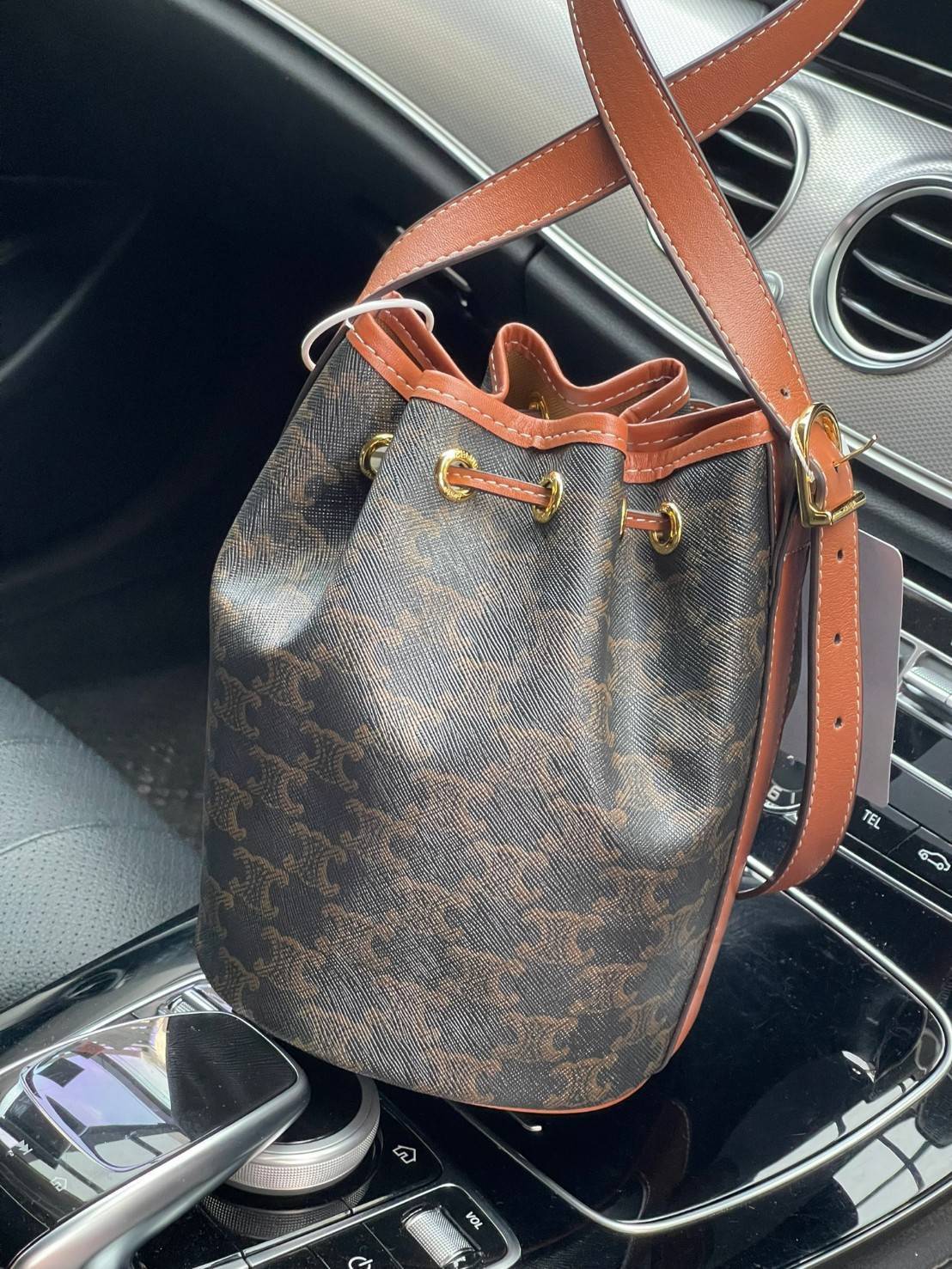 CELINE SMALL DRAWSTRING BAG IN TRIOMPHE ในรุ่นนี้ได้รับคำชื่นชมจากแฟชั่นกูรูทั้งหลาย เนื่องจากมีรูปทรงที่สุดแสนจะเรียบง่าย มีช่องใส่ของที่กว้าง ตัวกระเป๋าเป็นแบบหูรูด ช่วยให้เปิด-ปิดง่าย สะดวกต่อการใช้งาน สายสะพายปรับความยาวได้ตามความเหมาะสม โลโก้บนรอบตัว