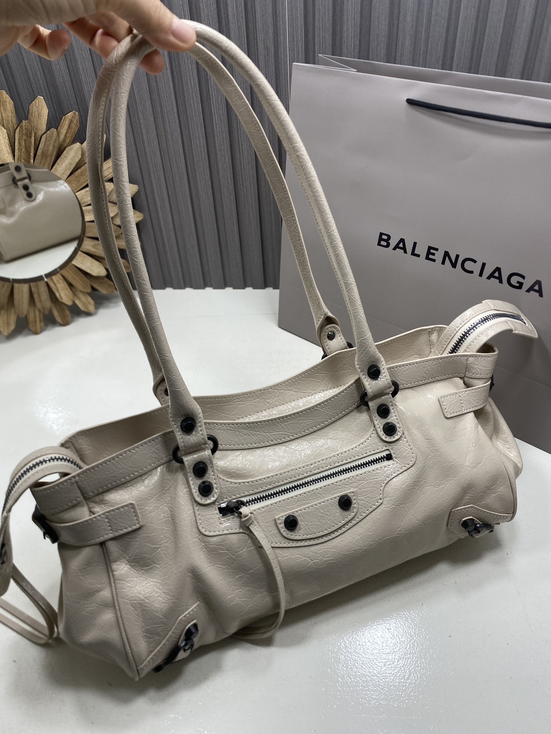ORI หนังแท้ | Balenciaga Le City Bag East-west Bag กระเป๋าถือ/สะพายข้างทรงยาวดีไซน์โดดเด่นสวยเท่ล้ำสมัย ที่สุดแห่งความไอคอนิกไม่เหมือนใคร มีกิมมิคและลูกเล่นแพรวพราว
