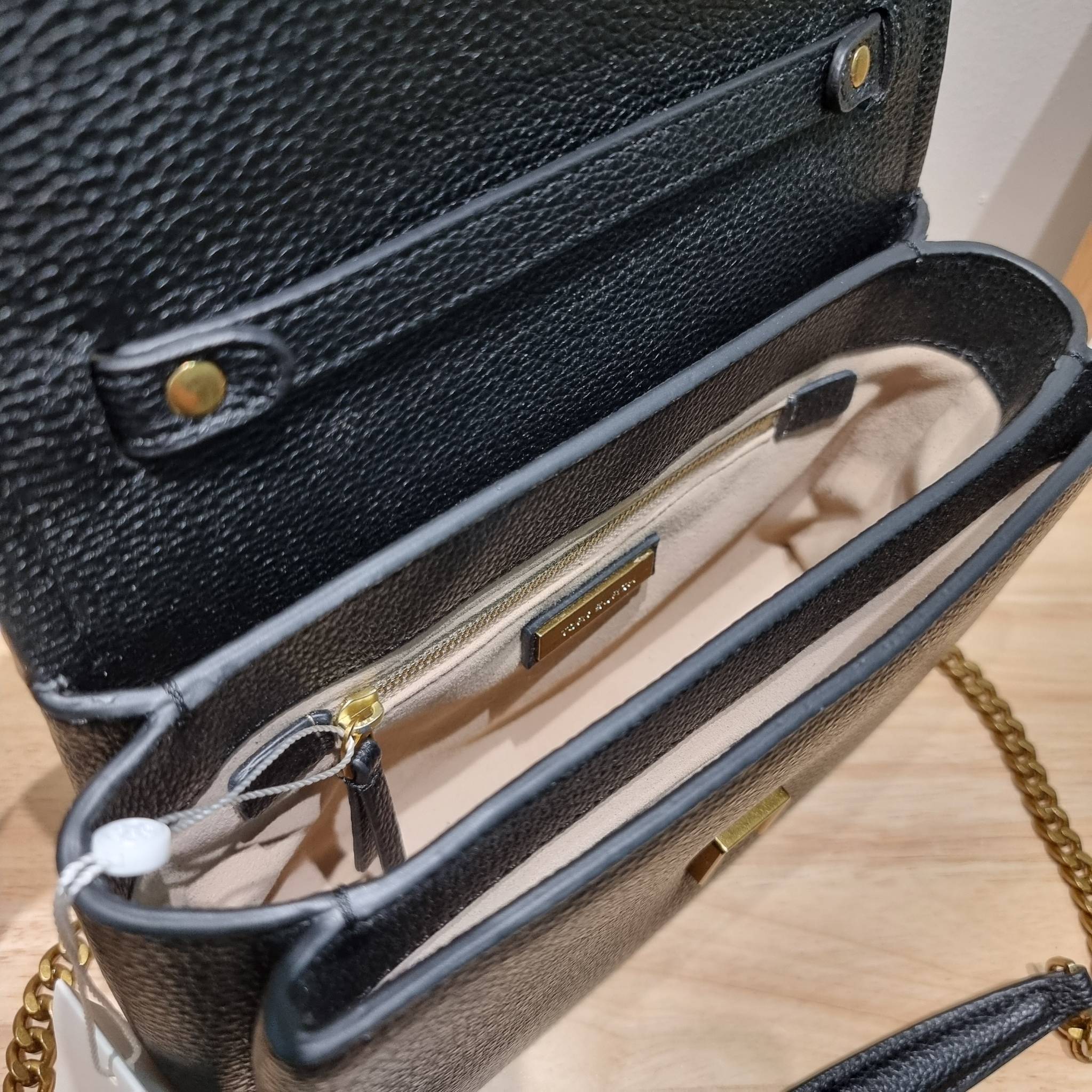 TORY BURCH LIMITED-EDITION SHOULDER BAG รุ่นลิมิเต็ด กับกระเป๋าสะพายไหล่ทรงผู้ดี ที่ผลิตมาในจำนวนจำกัด โดดเด่นด้วยอะไหล่ทองคลาสสิคหรูหรา