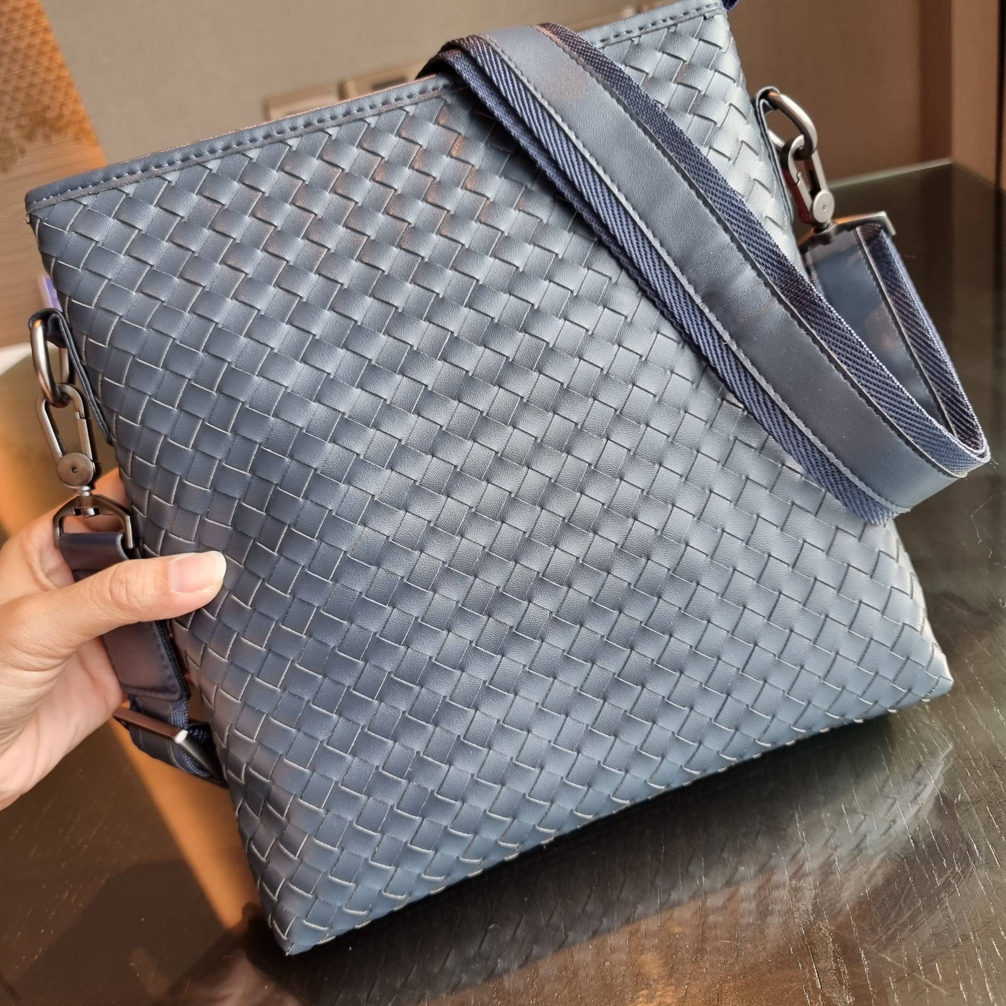 VIP 】อีกหนึ่งไอเท็มเด็ดที่หนุ่มๆรอคอย กระเป๋าสะพายข้างทรงแมสเซนเจอร์ B.ottega venata vip bag ดีไซน์คลาสสิคเอกลักษณ์ ลายสานเรียบหรู ดูแพง ทรงผู้ดี หล่อไปอีก อัพลุคไปอีก วัสดุหนังวัวเต็มใบ เปิด-ปิดด้วยซิป ภายในโล่งกว้างใส่ของได้ครบถ้วนสิ่งสำคัญ สายสะพายปรับ