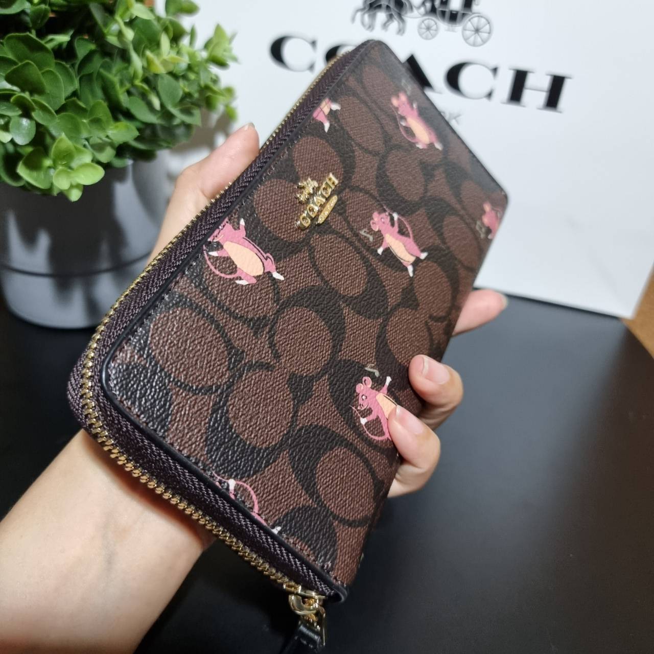 ของแท้ 💯% 】COACH C0033 ACCORDION ZIP WALLET PRINT น่ารักได้ไม่ต้องรอเช่นเคยอีกหนึ่ง!! กระเป๋าสตางค์ใบยาว น่ารักน่าใช้
