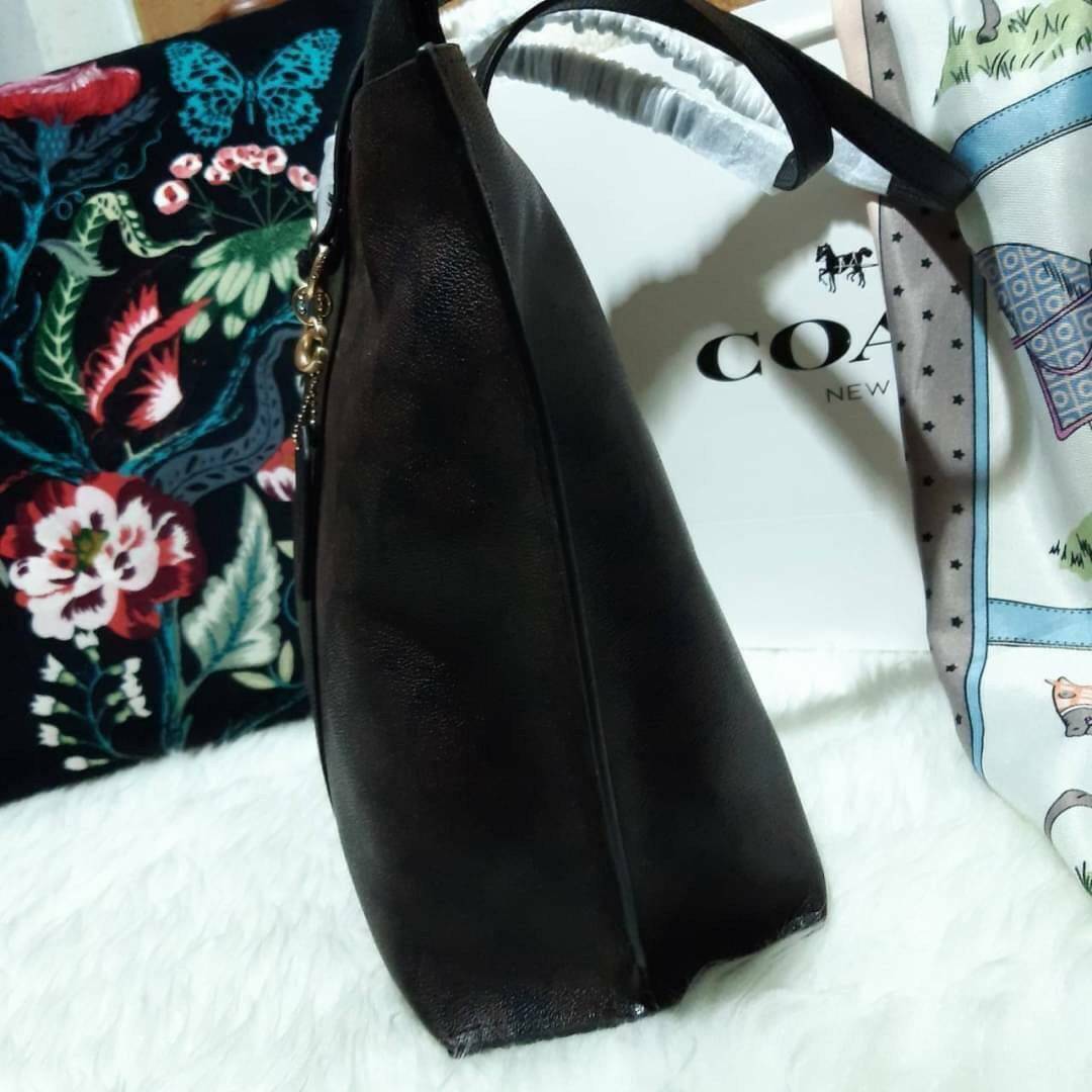 COACH 2319 MAY TOTE IN COLORBLOCK SIGNATURE CANVAS กระเป๋าโท้ท ดีไซน์ใหม่ล่าสุด!! 💕💕 เก๋ตรงปากกระเป๋า คล้ายกระเป๋าซ้อนในตัว สีตัดกับตัวกระเป๋าได้อย่างลงตัว ทรงสวย ใบใหญ่ใส่ของได้เยอะ เปิด-ปิดด้วยซิป รูดใช้งานง่าย ภายในโล่งกว้าง ด้านหลังมีช