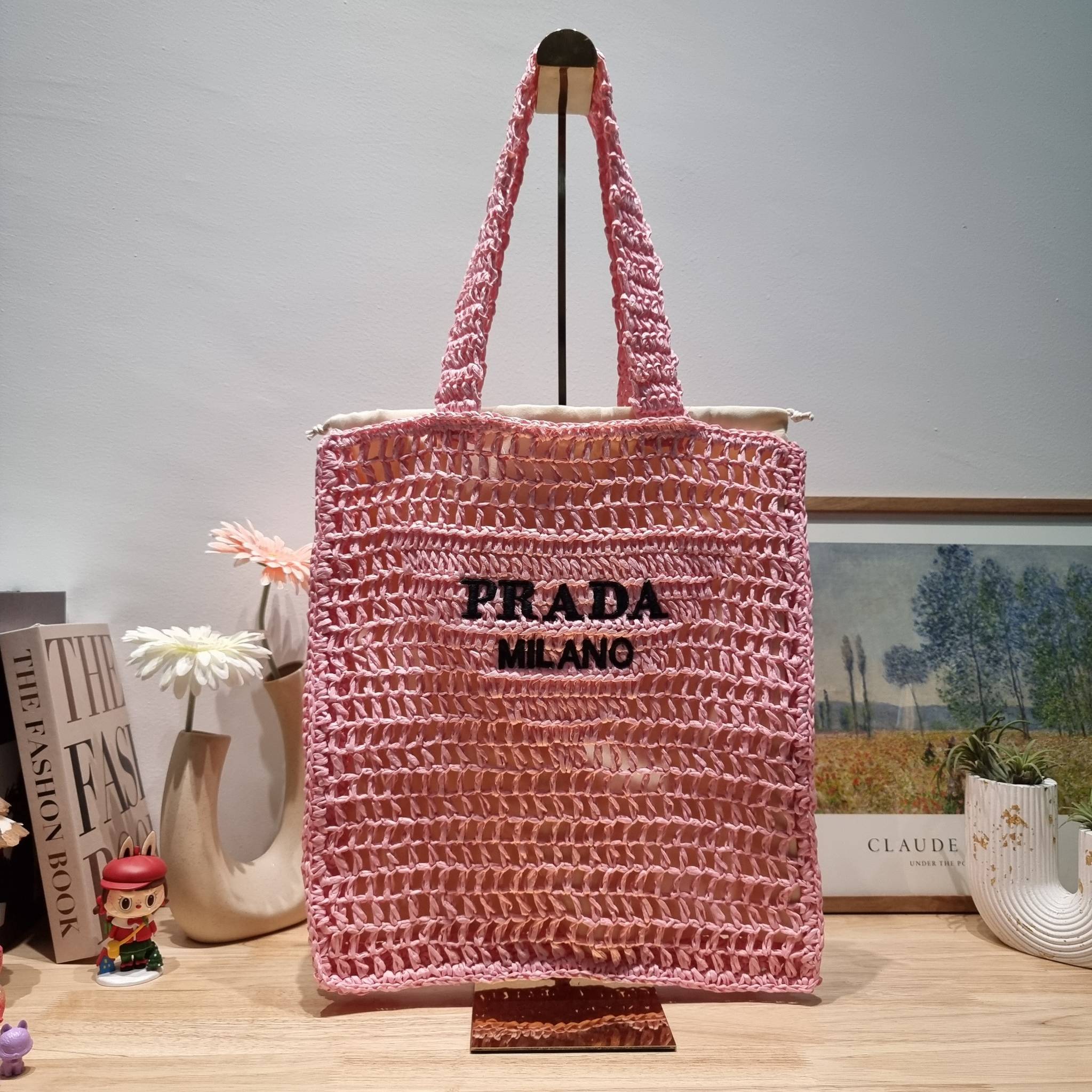 PRADA RAFFIA TOTE BAG สวยไม่ซ้ำใคร สไตล์บีช เหมาะมากกับการสะพายไปเที่ยวทะเล หรือจะใช้ในวันสบายๆก็ตอบโจทย์ กับกระเป๋าสะพายสานใบใหญ่ ตัวกระเป๋าเป็นวัสดุสังเคราห์จากธรรมชาติ