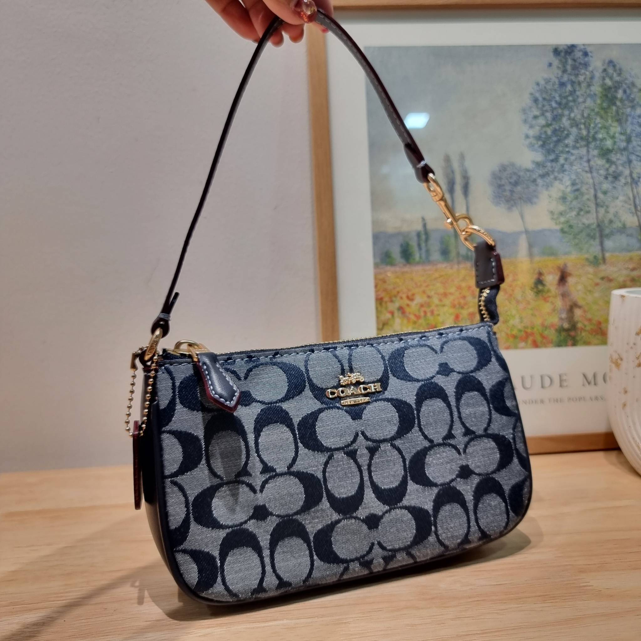 COACH Nolita 15 In Signature Chambray C8665 พร้อมส่ง คอลเลคชั่นใหม่ น่ารักน่าใช้ ในสไตล์คลาสสิค กระเป๋าทรงพอชขนาดมินิ สาวๆเห็นใบจริง ยังไงก็ต้องหลงรักไอเท็มนี้แน่นอนจ้า