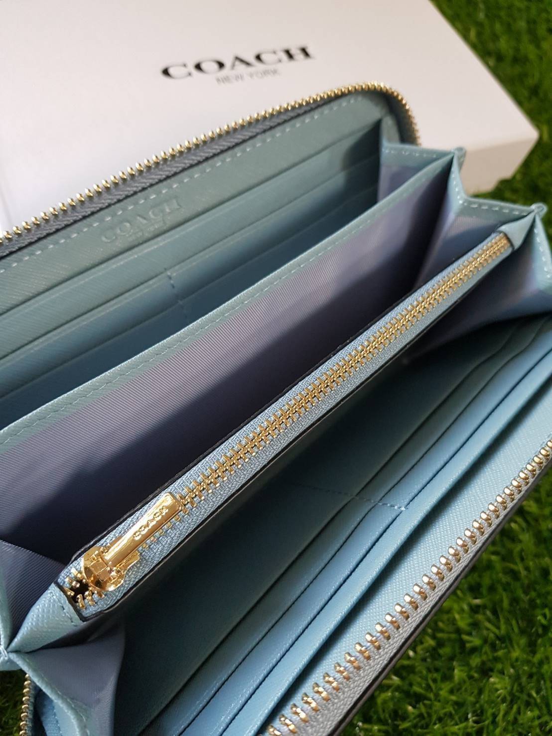 Coach longvwallet กระเป๋าสตางค์ใบยาวซิปรอบ ด้านหน้าตประดับโลโก้แบรนด์ อะไหล่ทอง ซิปแบรนด์ปั๊ม ภายในมีช่องใส่บัตร 1 2ช่อง และช่องใส่ธนบัตร 3 ช่อง มีช่องซิปกลางใส่เหรียญค่ะ