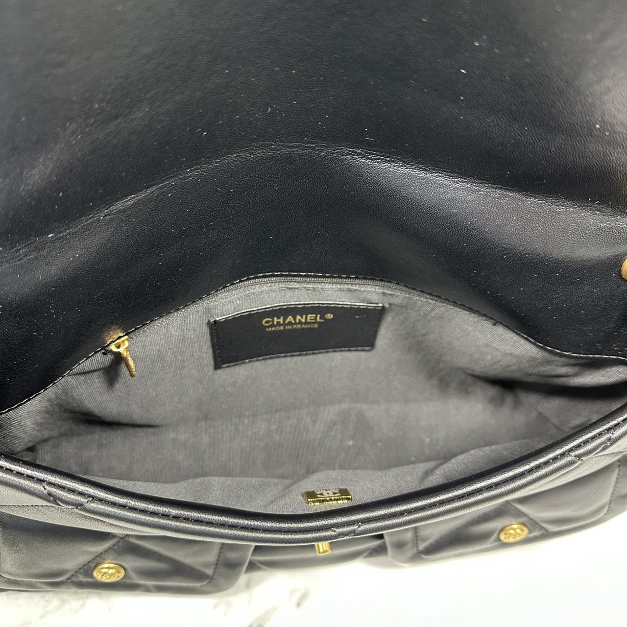 ORI หนังแท้ | Chanel Shopping Flap Bag Shiny Leather Black / Chanel Tote Bag 37cm กระเป๋าสะพายทรงโท้ทใบใหญ่ ภายในโล่งกว้างจุของได้เยอะ คอลเลคชั่นฤดูใบไม้ร่วง-ฤดูหนาว 2025/26 ถ่ายทอดเสน่ห์เย้ายวนเหนือกาลเวลา