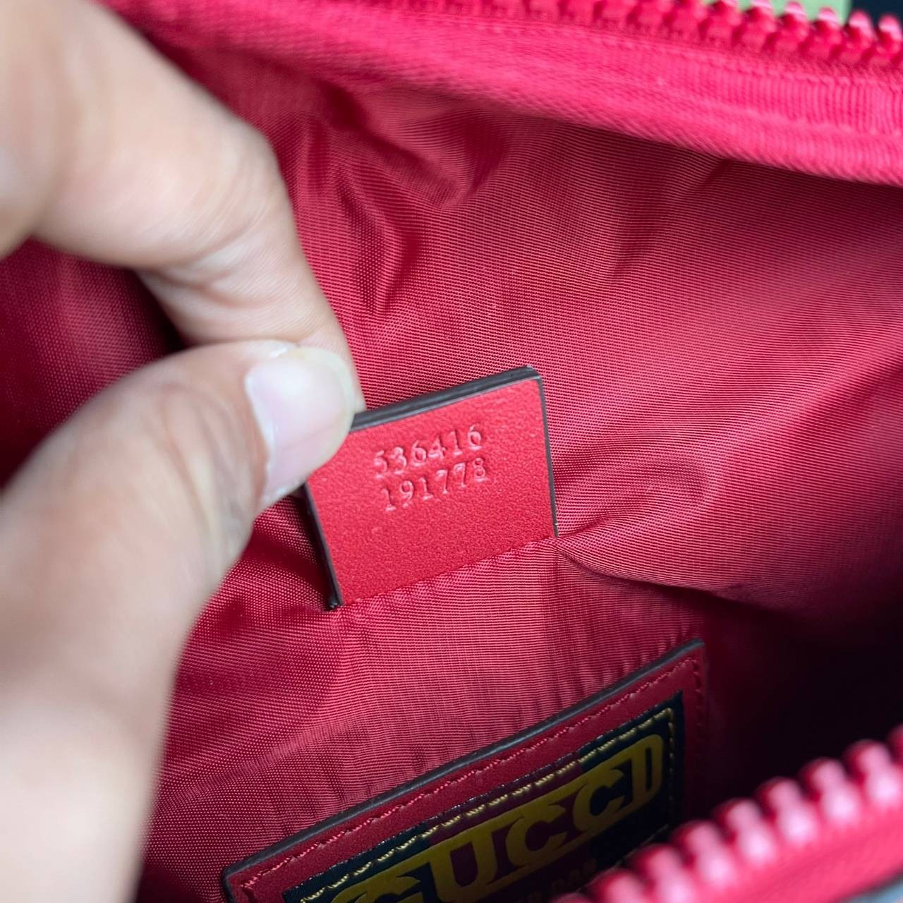 หนังแท้ GUCCI BELT BAG / GG BELT BAG RED กระเป๋าคาดอก/คาดเอว รุ่น Unisex ใช้ได้ทั้งหญิงชาย ภายในเป็นช่องโล่งกว้าง ใบใหญ่ขนาดมาตรฐานจุของได้เยอะ สายสะพายปรับได้ตามตัว ใบจริงเห็นแล้วหลงรัก คุ้มค่าที่สุด อีกรุ่นหนึ่งที่หลายคนตามหา งานออริสวยมาก ทำจากหนังแท้ 