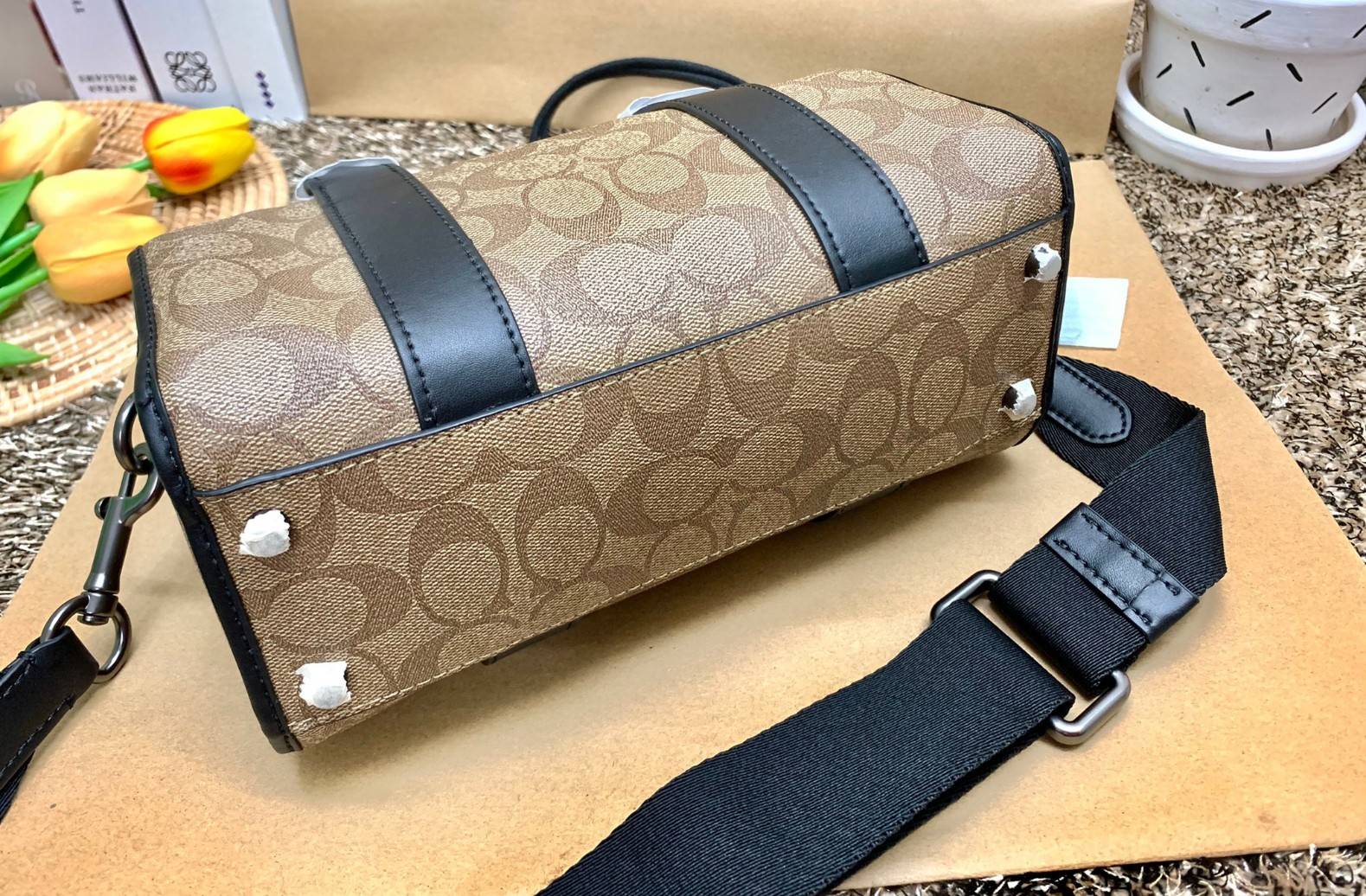 COACH GOTHAM DUFFLE 24 IN SIGNATURE CANVAS CA186 พร้อมส่ง กระเป๋าทรงหมอนรุ่นใหม่บ่าสุดปี 2022 รุ่นนี้สามารถใช้ได้ทั้งชาย//หญิง หนังแท้อย่างดี นิ่มทรงสวย มากๆค่ะ เปิด-ปิดกระเป๋าแบบซิปคู่ด้านบนมีกระดุมรวบหูหิ้วให้ด้วยนะคะ ภายในกระเป๋าสามารถใส่สัมภาระที่จำเป