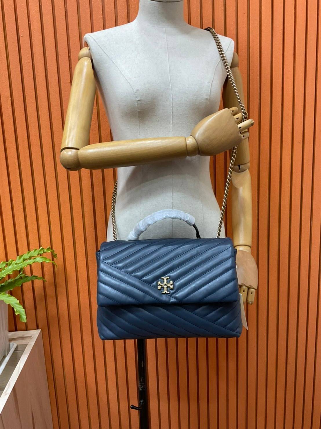 ของแท้ 💯% 】TORY BURCH KIRA CHEVRON CONVERTIBLE SHOULDER BAG รุ่น 58465 กระเป๋าสะพายไหล่ และ Crossbody วัสดุหนังแท้ สวยหรูดูแพง หนังสวย หนังหอม ผิวสัมผัสนุ่มมือมากๆ