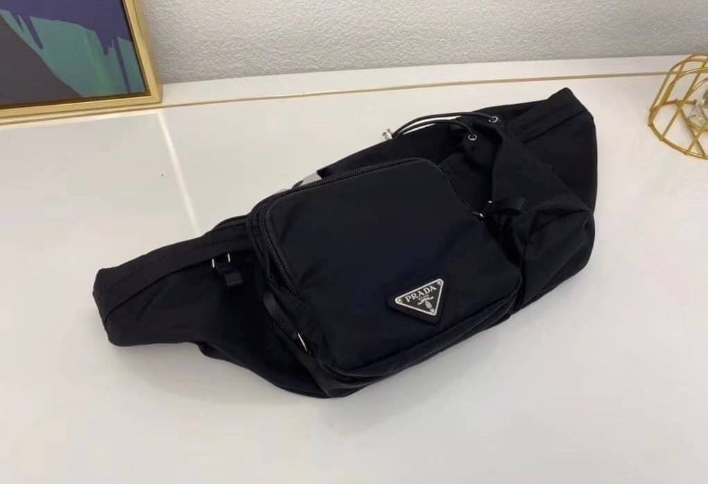 PRADA Premium gift waist bag รุ่น Hothit! กระเป๋าคาดเอว / คาดอก ใช้ได้ทั้งหญิงชาย วัสดุ nylon เรียบหรูดูแพงสไตล์แบรนด์ วัสดุ nylon เปิดปิดด้วยซิป ภายในกว้าง จุได้เยอะ สายปรับได้ ขนาดกำลังดี สะพายคล่องตัวค่ะ ที่สำคัญสะพาย แล้วดูดีมากก Don't miss! .